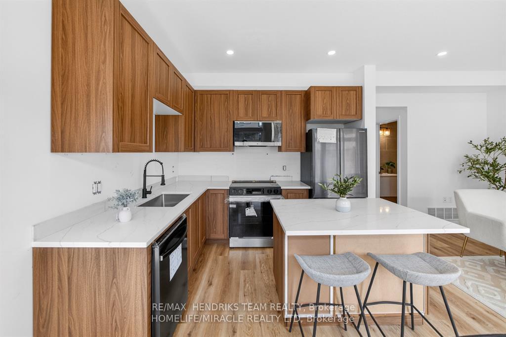 Photo 13 of 7353 Marvel Drive, Niagara Falls, Brown — HOMEH