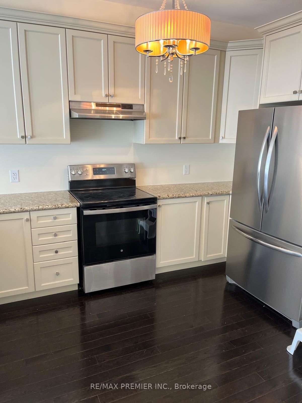 Photo 3 of 23 Spruce Pine Crescent, Vaughan, Patterson — HOMEH