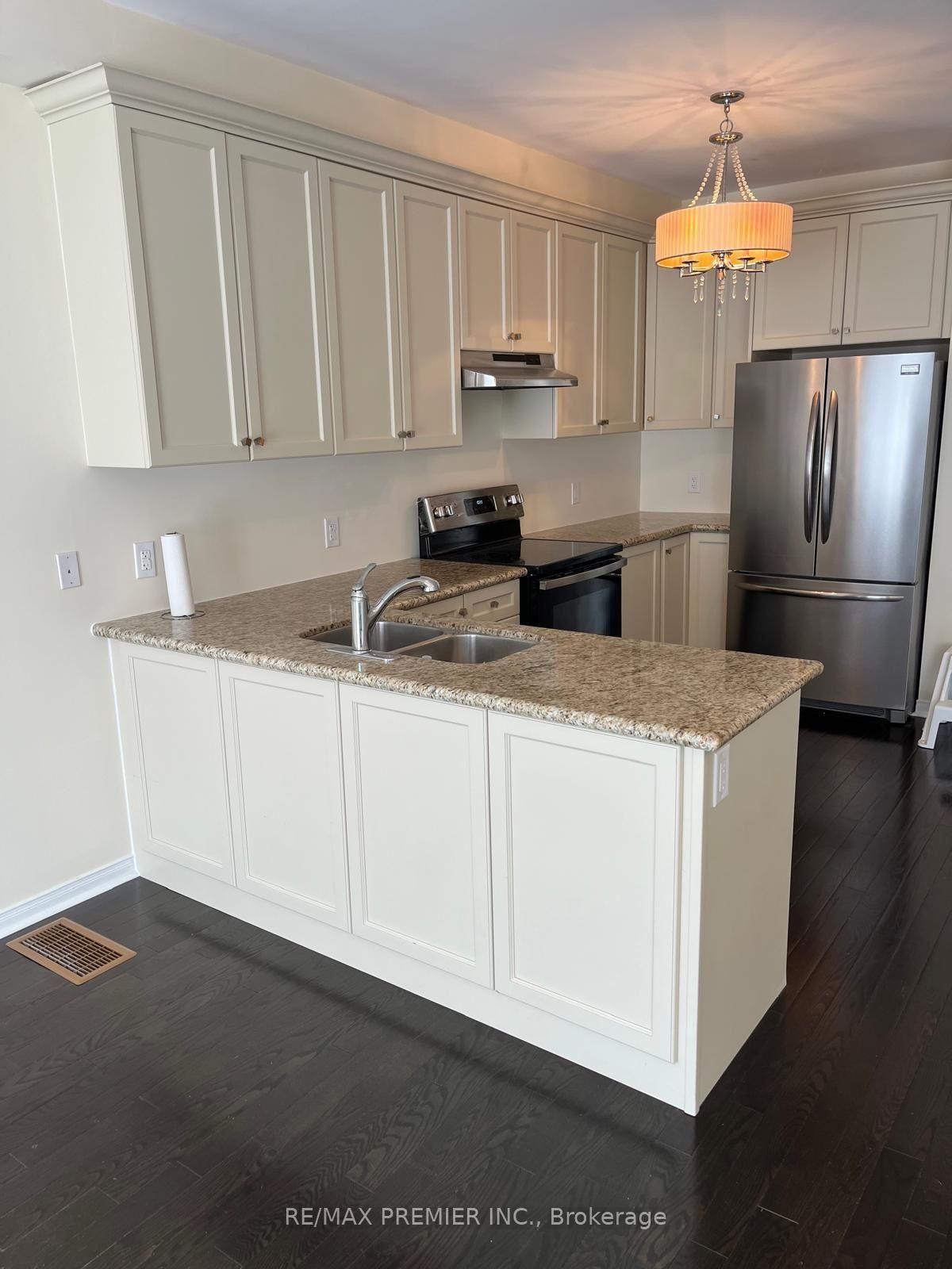 Photo 4 of 23 Spruce Pine Crescent, Vaughan, Patterson — HOMEH