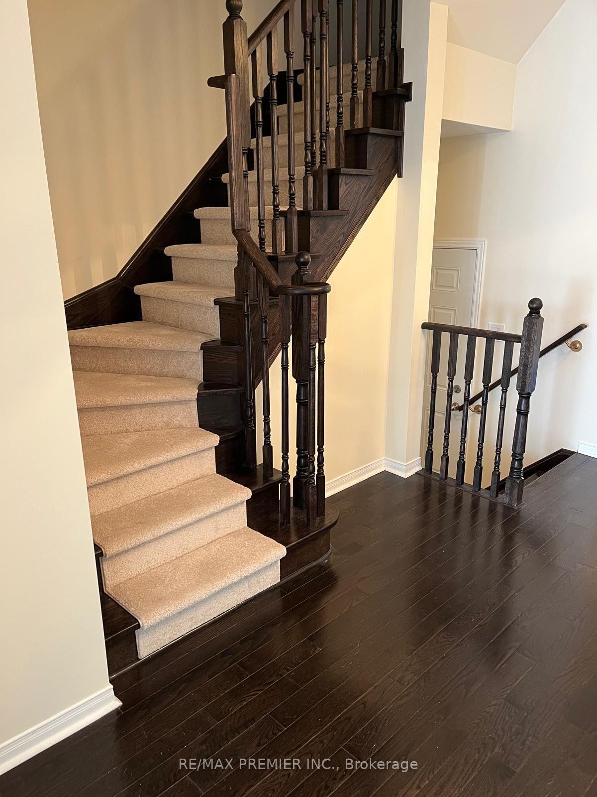 Photo 5 of 23 Spruce Pine Crescent, Vaughan, Patterson — HOMEH