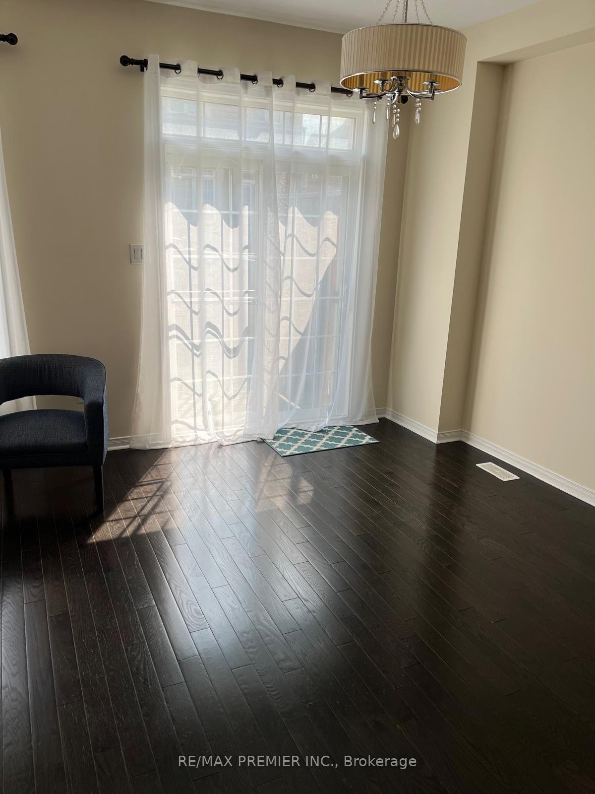 Photo 7 of 23 Spruce Pine Crescent, Vaughan, Patterson — HOMEH