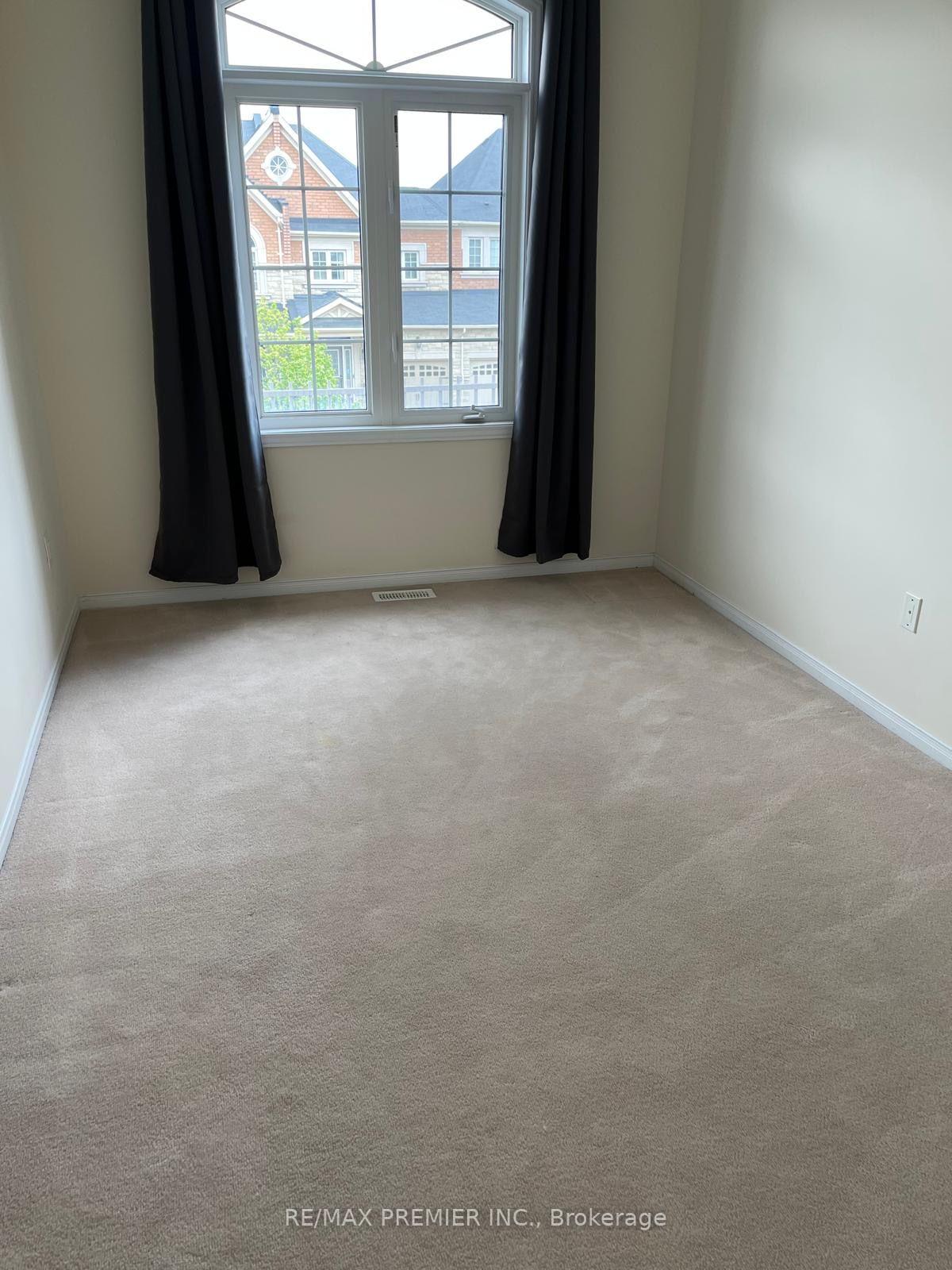 Photo 8 of 23 Spruce Pine Crescent, Vaughan, Patterson — HOMEH