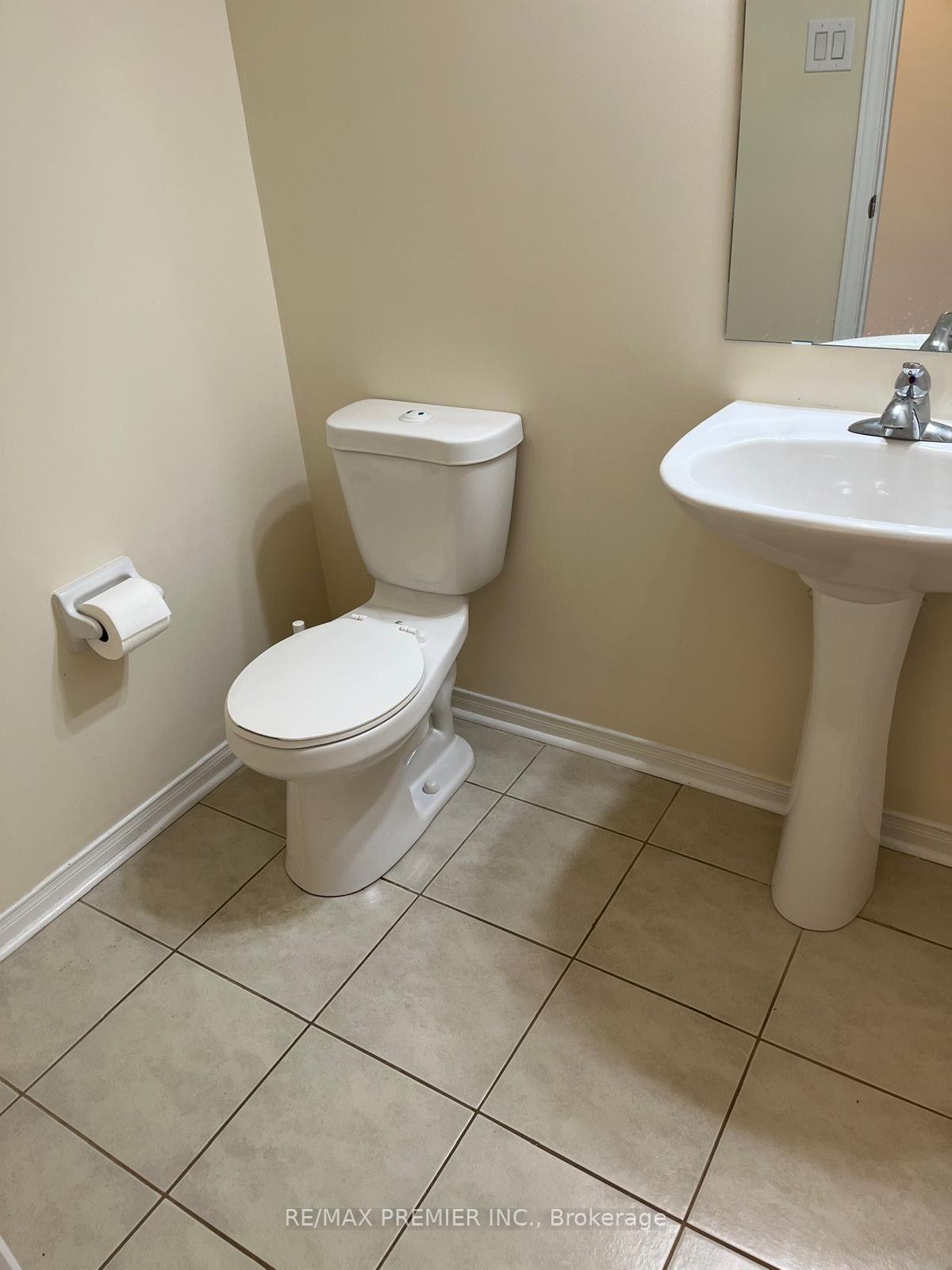 Photo 9 of 23 Spruce Pine Crescent, Vaughan, Patterson — HOMEH