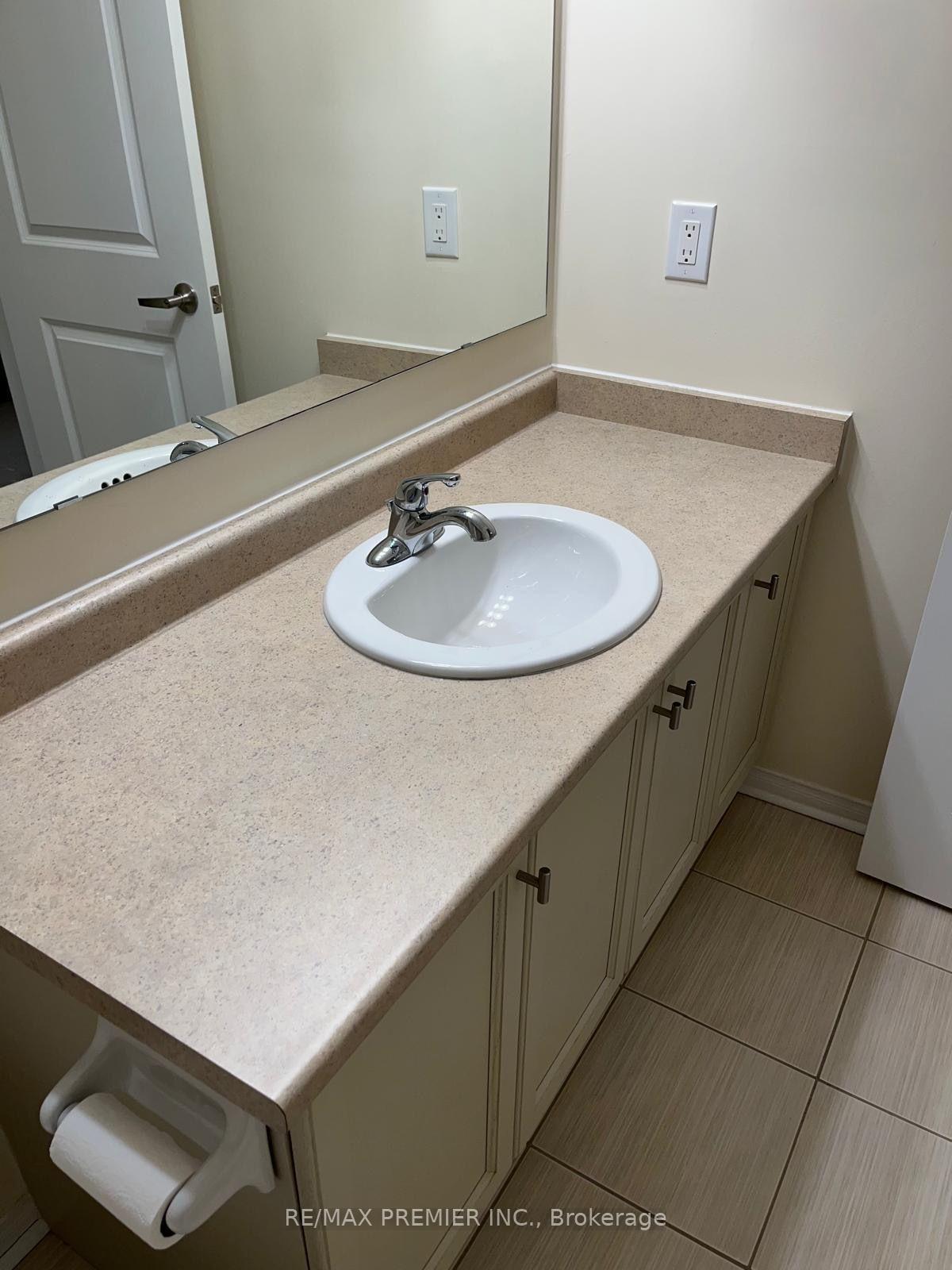 Photo 12 of 23 Spruce Pine Crescent, Vaughan, Patterson — HOMEH