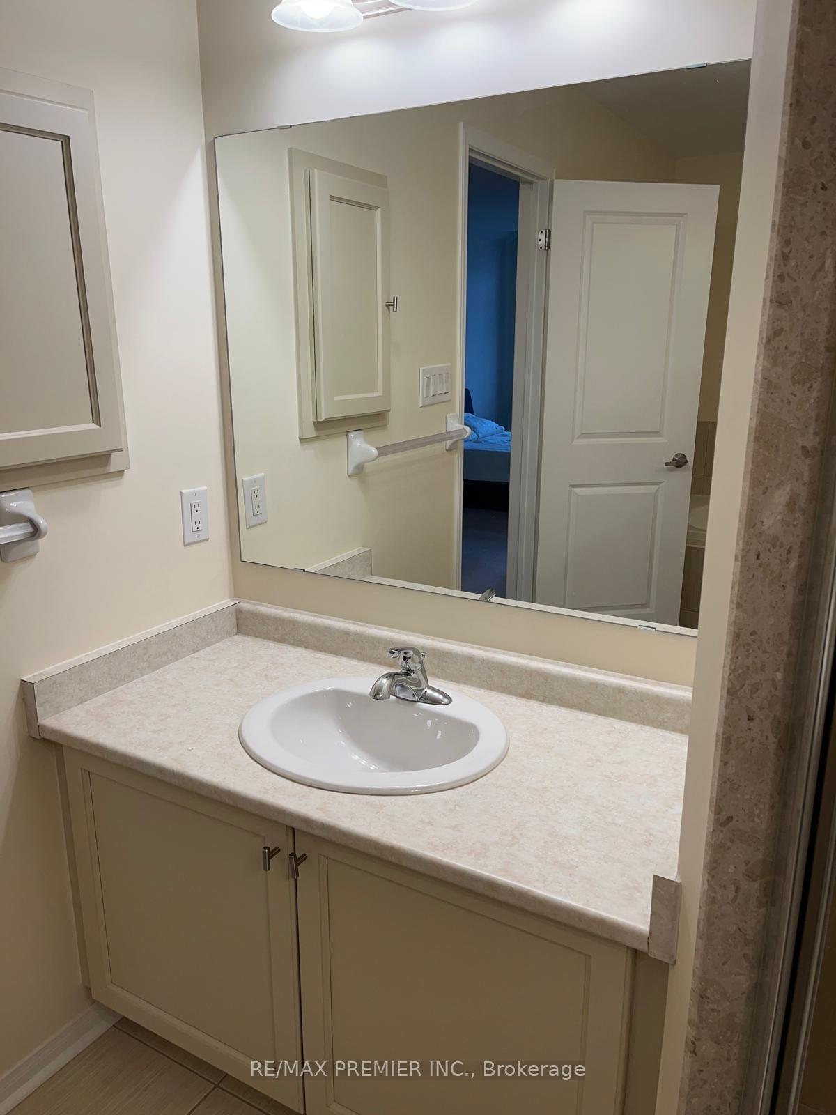 Photo 13 of 23 Spruce Pine Crescent, Vaughan, Patterson — HOMEH