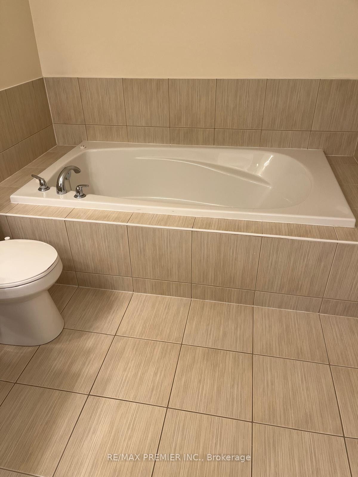 Photo 14 of 23 Spruce Pine Crescent, Vaughan, Patterson — HOMEH