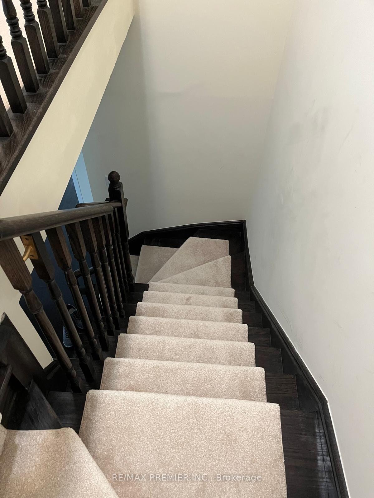 Photo 16 of 23 Spruce Pine Crescent, Vaughan, Patterson — HOMEH