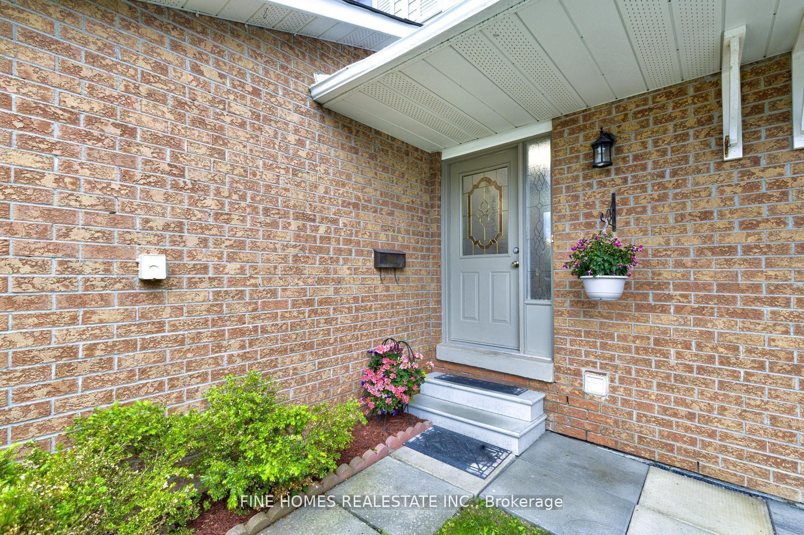 Photo 2 of 302 Maciver Boulevard, Newmarket, Summerhill Estates — HOMEH