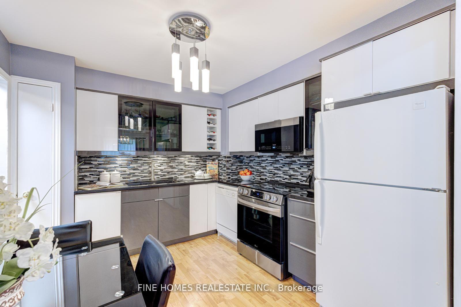 Photo 7 of 302 Maciver Boulevard, Newmarket, Summerhill Estates — HOMEH