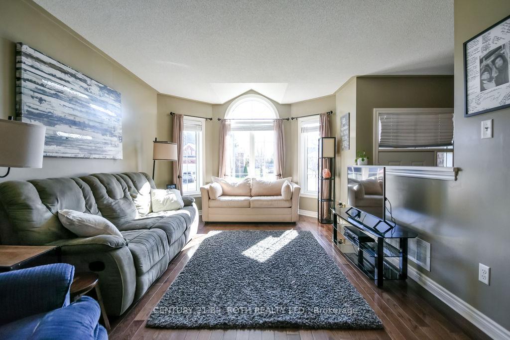 Photo 4 of 12 White Crescent, Barrie, Holly — HOMEH