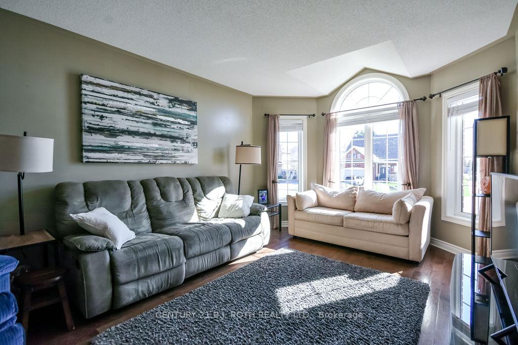 Photo 5 of 12 White Crescent, Barrie, Holly — HOMEH