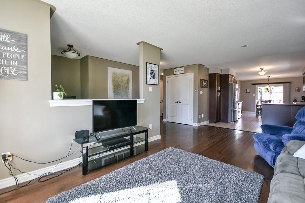 Photo 6 of 12 White Crescent, Barrie, Holly — HOMEH