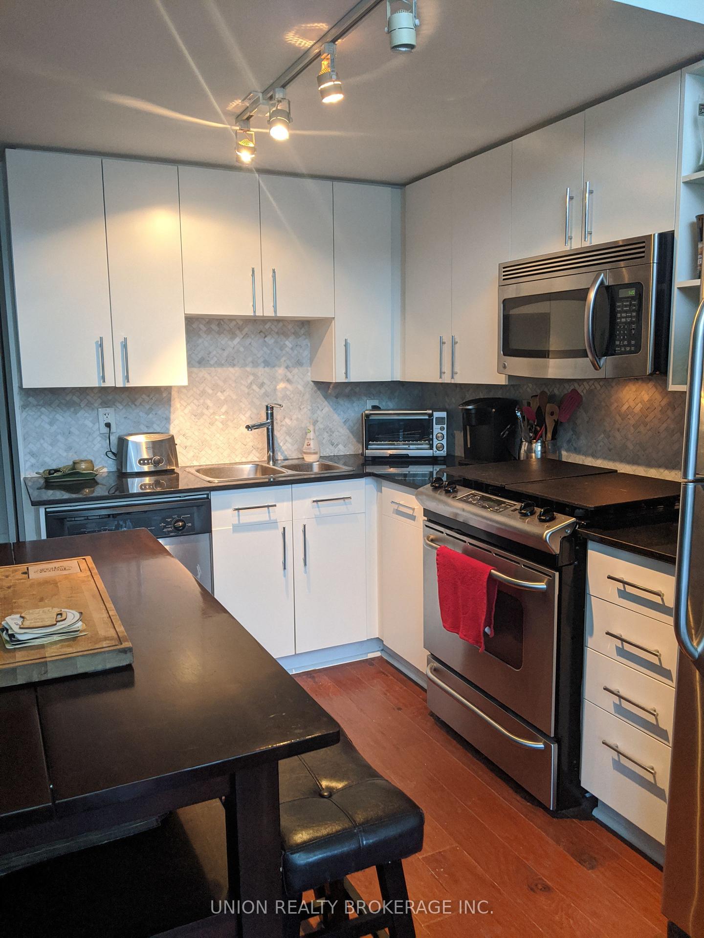 Photo 9 of Unit 105, 369 Sorauren Avenue, Toronto, Roncesvalles — HOMEH