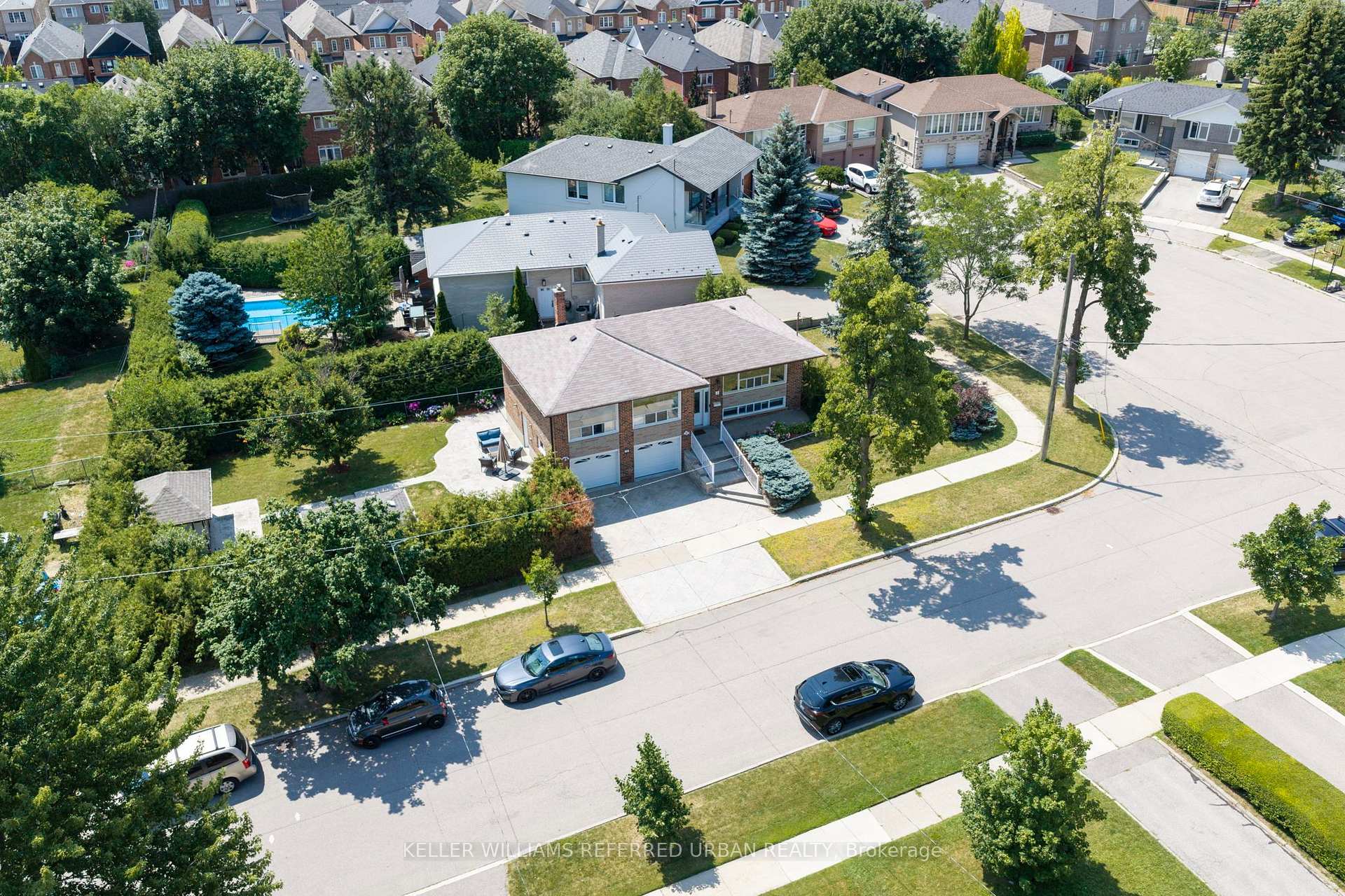 Photo 4 of 3 Brancaster Court, Etobicoke, Eringate-Centennial-West Deane — HOMEH