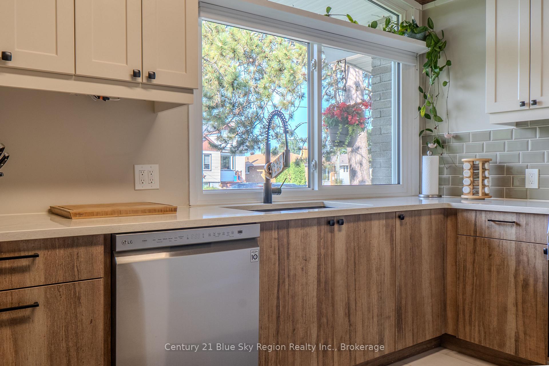Photo 16 of 1440 Jane Street, North Bay, West End — HOMEH