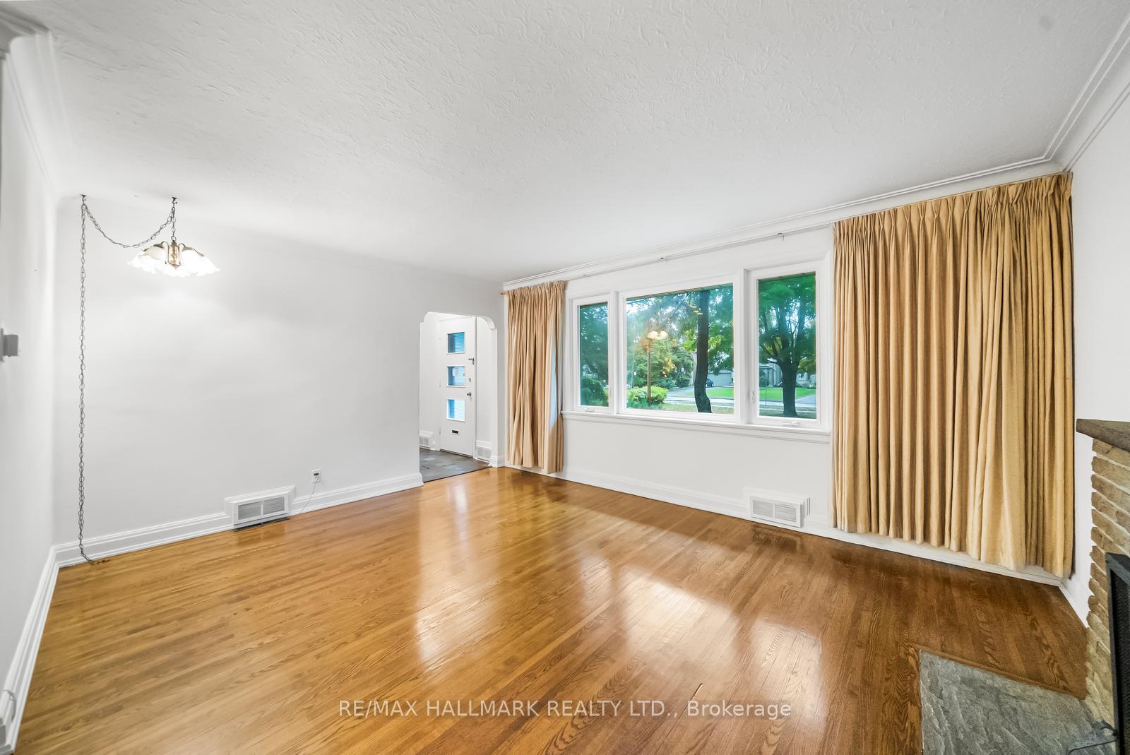 Photo 7 of 344 Spring Garden Avenue, North York, Willowdale East — HOMEH