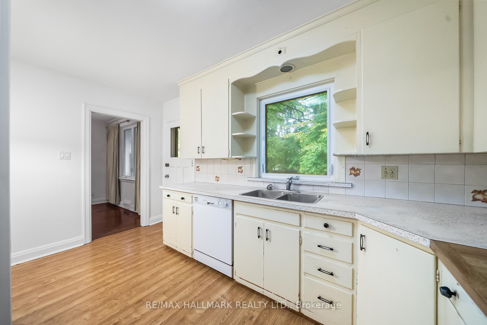 Photo 14 of 344 Spring Garden Avenue, North York, Willowdale East — HOMEH