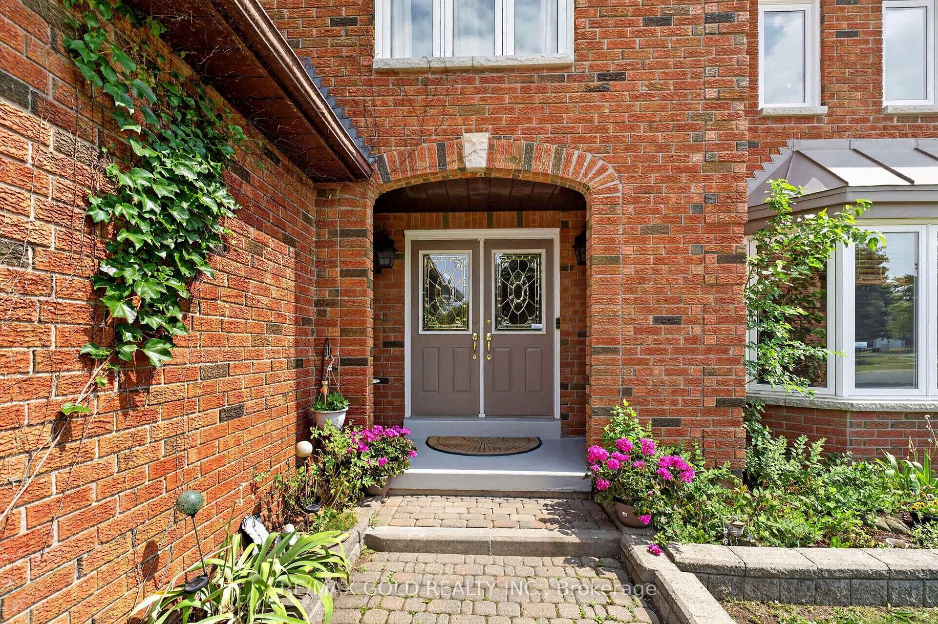 Photo 4 of 40 Shadywood Road, Brampton, Snelgrove — HOMEH