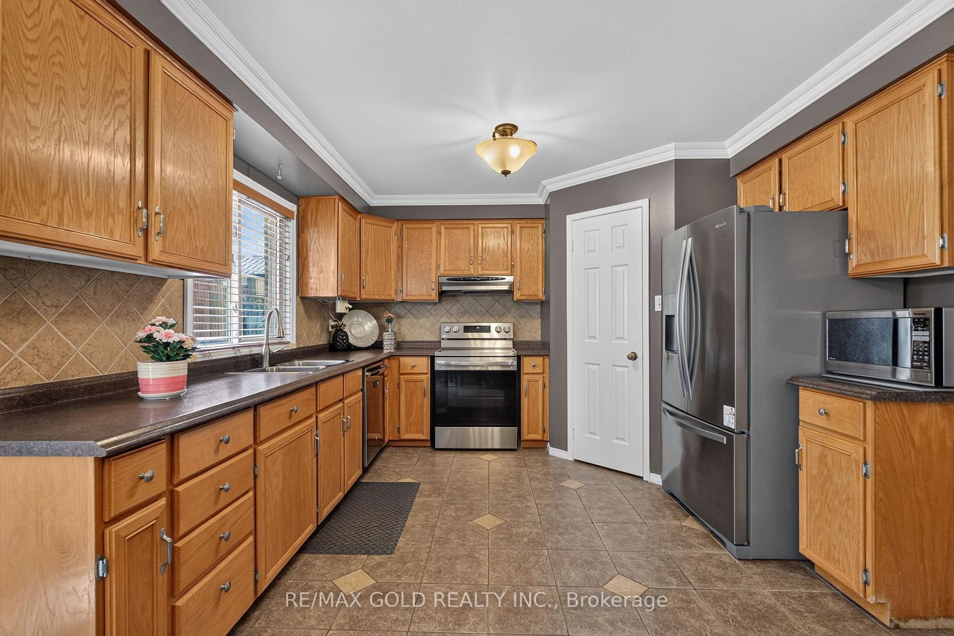 Photo 10 of 40 Shadywood Road, Brampton, Snelgrove — HOMEH