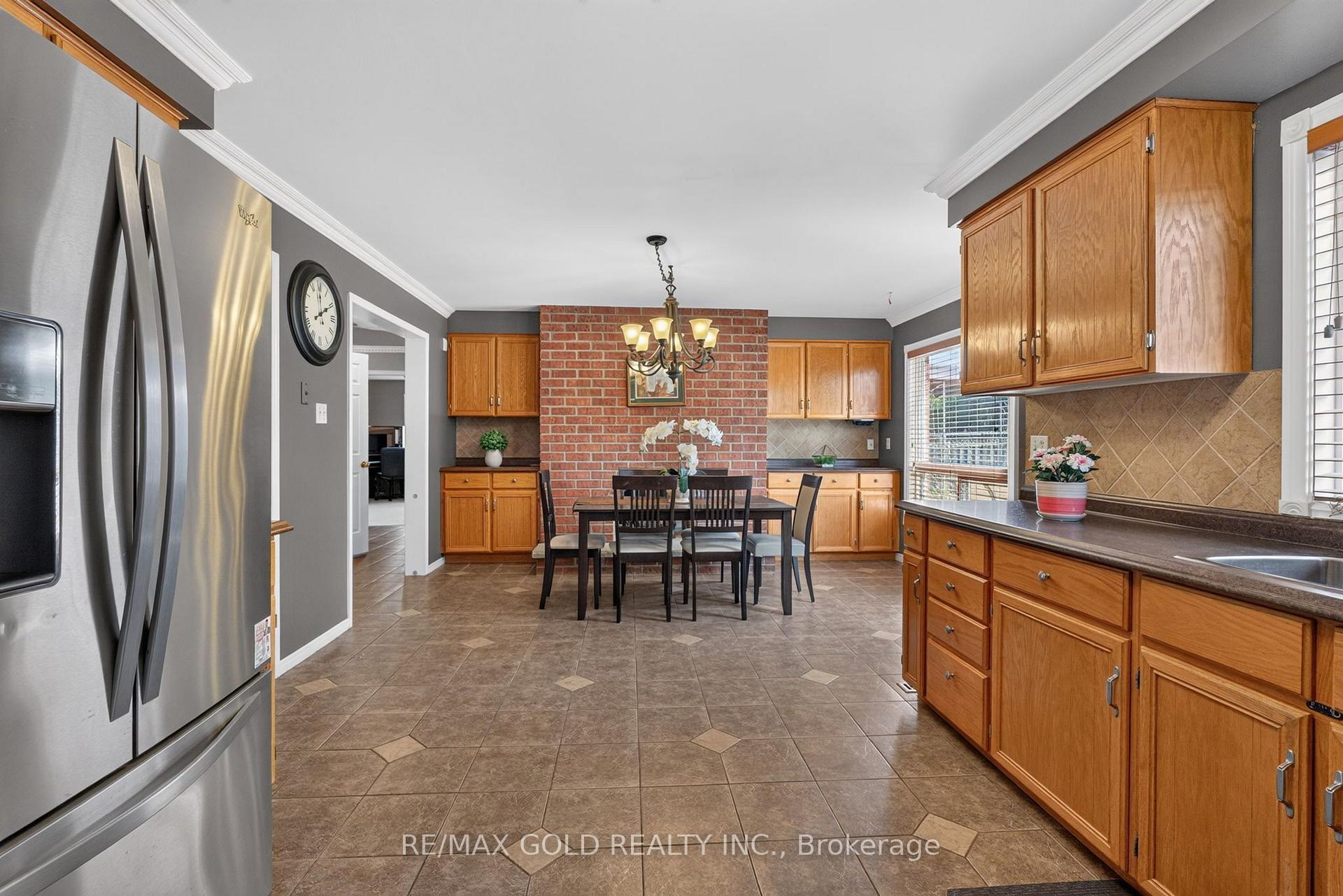 Photo 11 of 40 Shadywood Road, Brampton, Snelgrove — HOMEH