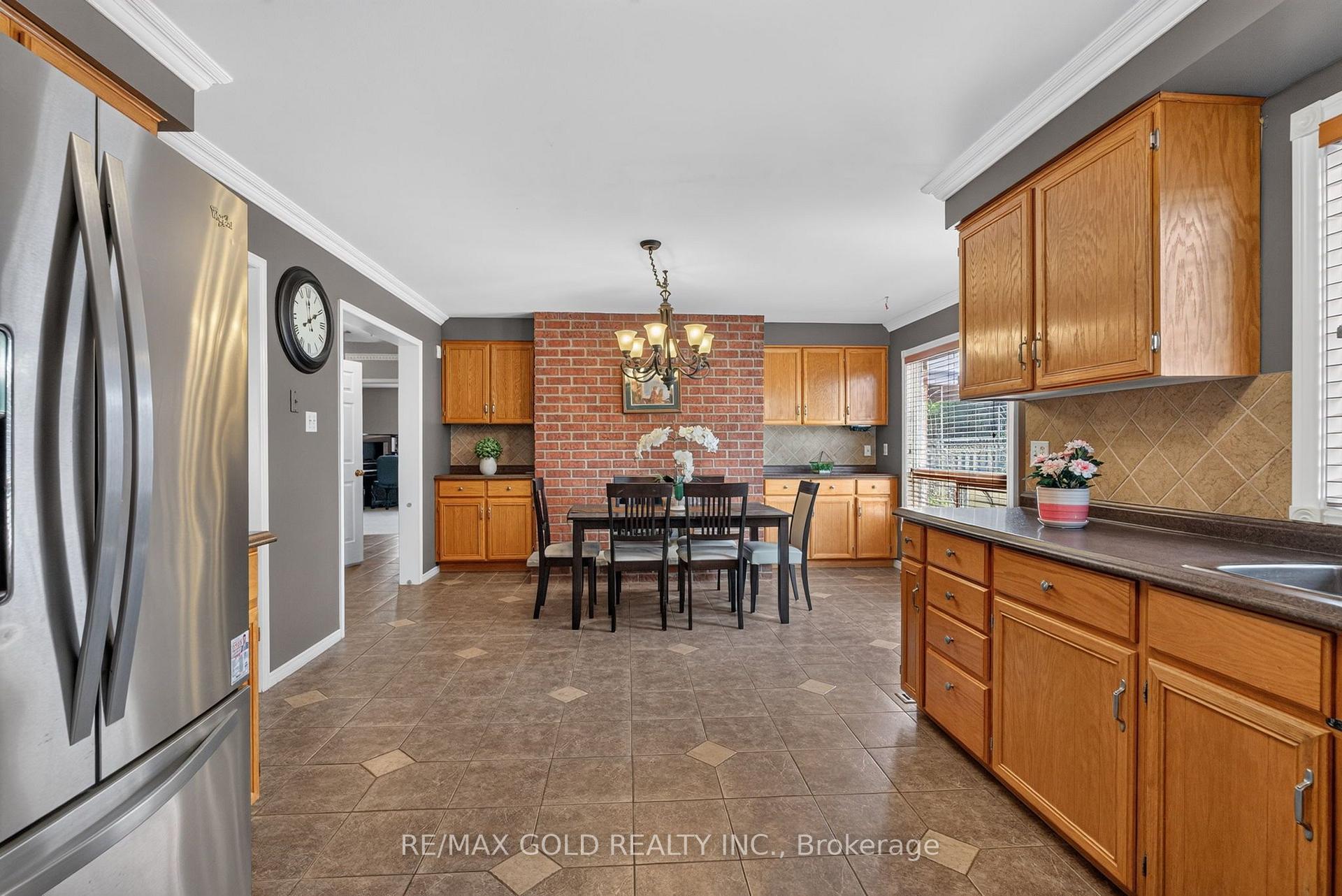 Photo 12 of 40 Shadywood Road, Brampton, Snelgrove — HOMEH