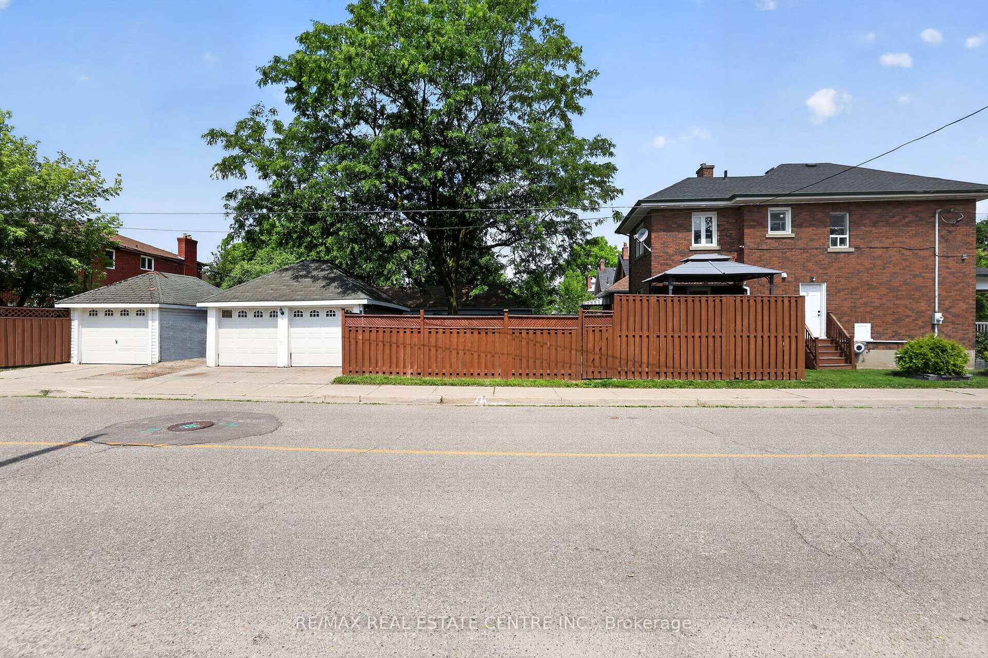 Photo 3 of 75 West Street W, Brampton, Downtown Brampton — HOMEH