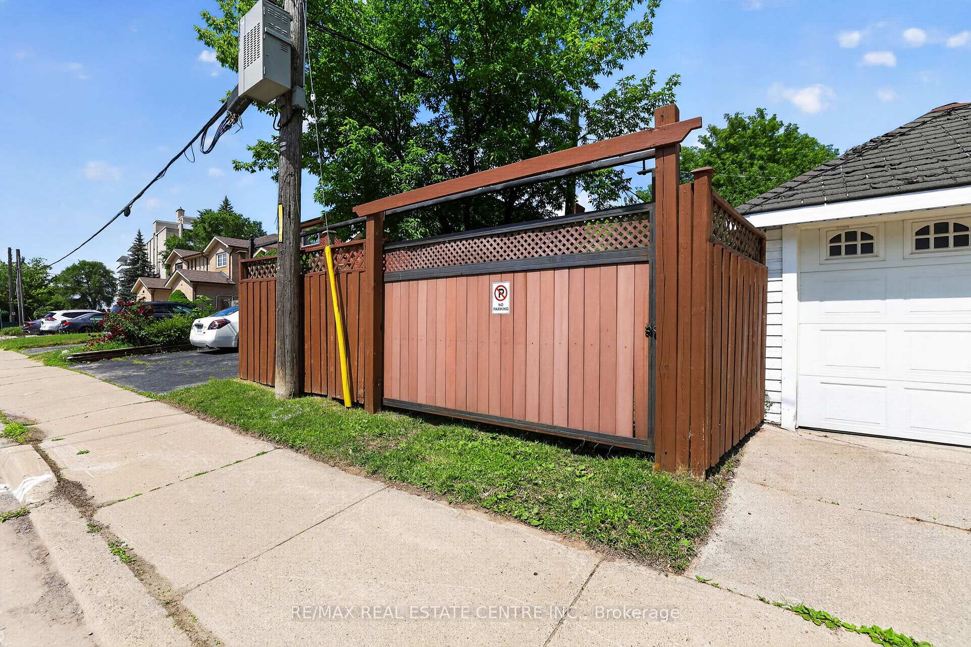 Photo 5 of 75 West Street W, Brampton, Downtown Brampton — HOMEH