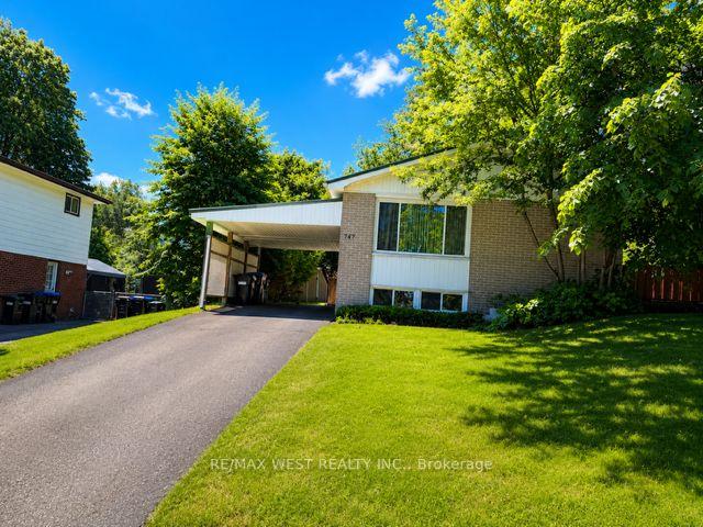 Front of 747 Birchwood Drive NW