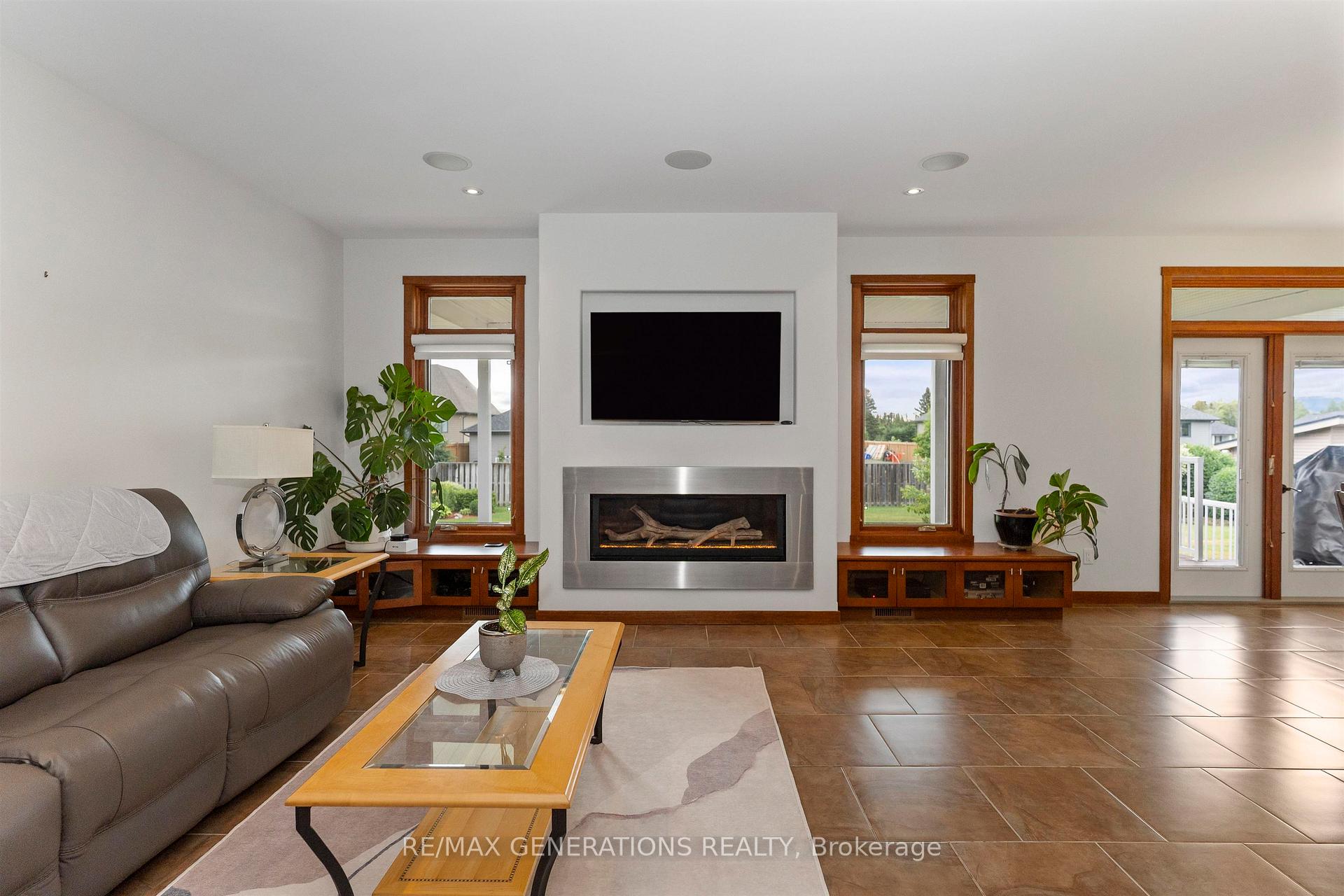 Photo 3 of 1106 Mahogany Place, Thunder Bay, Parkdale — HOMEH