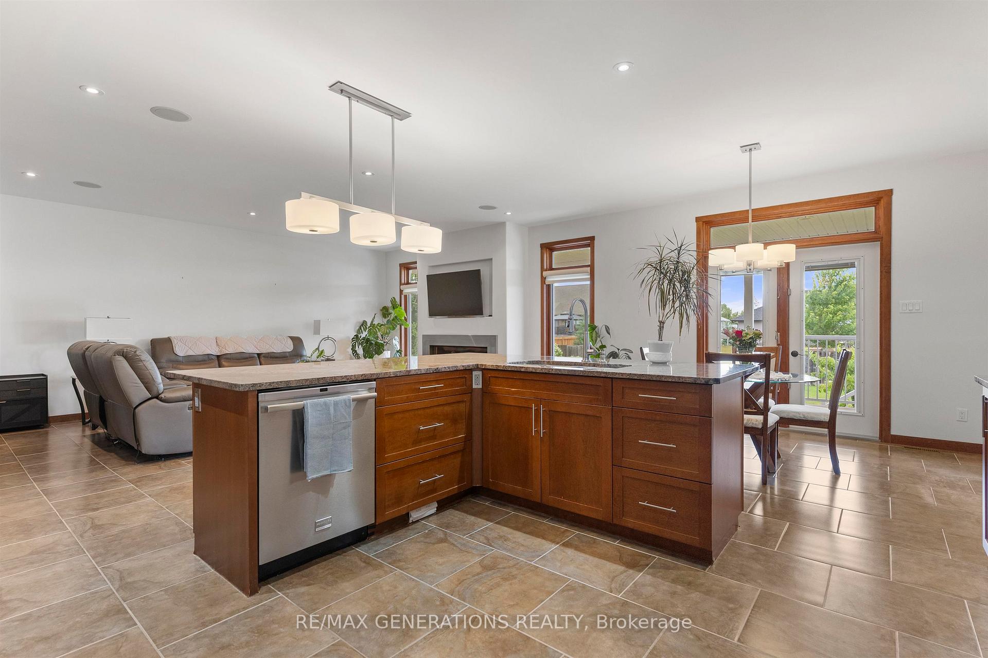 Photo 8 of 1106 Mahogany Place, Thunder Bay, Parkdale — HOMEH