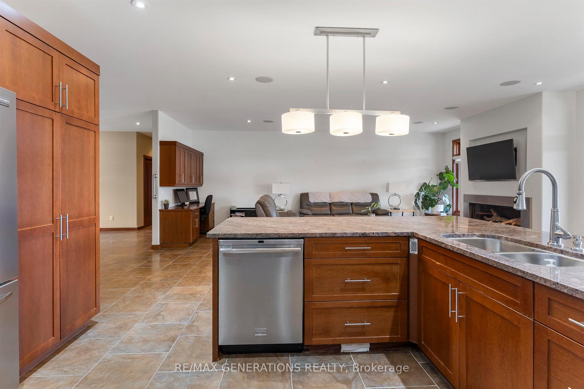 Photo 9 of 1106 Mahogany Place, Thunder Bay, Parkdale — HOMEH