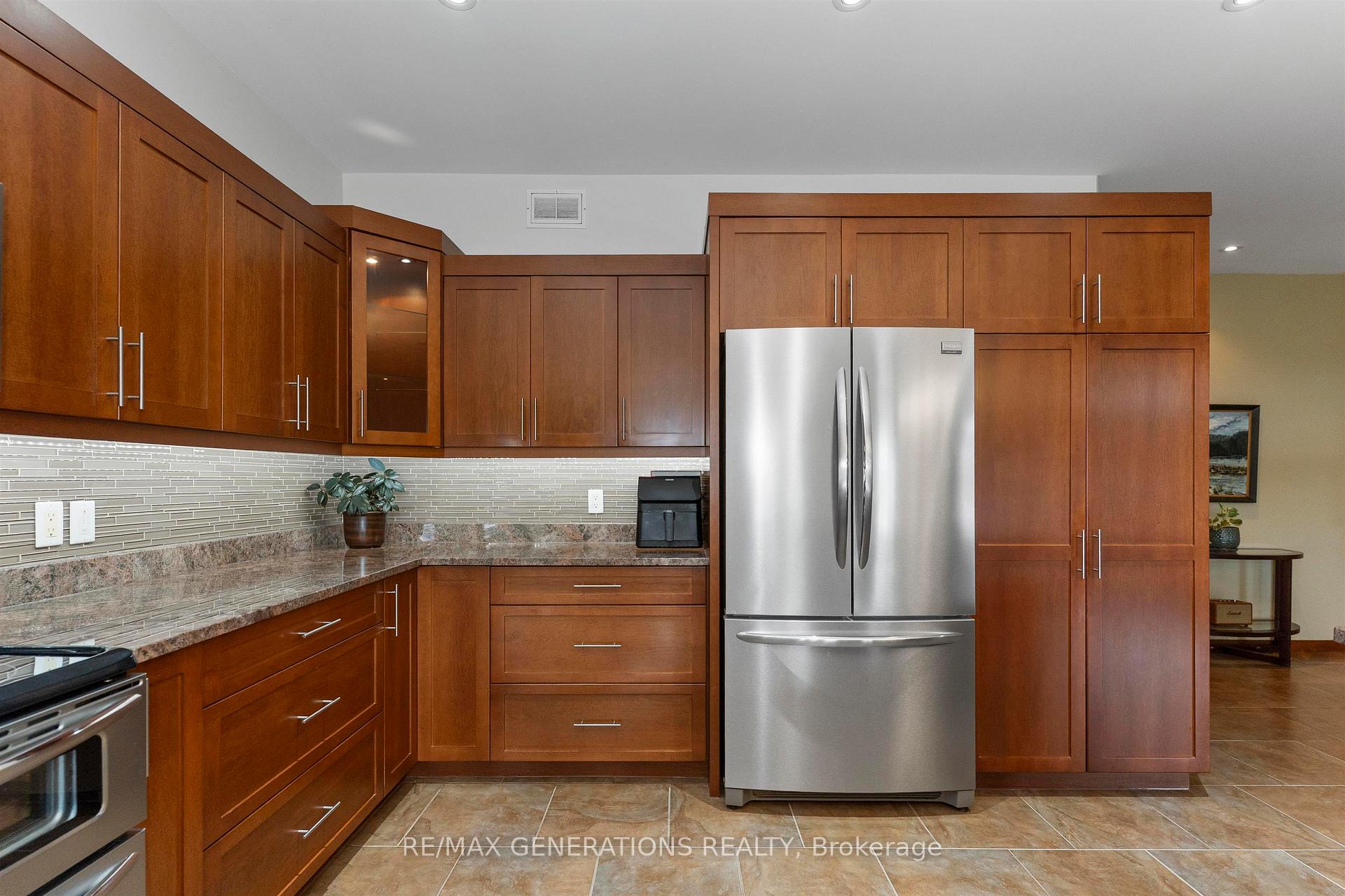 Photo 10 of 1106 Mahogany Place, Thunder Bay, Parkdale — HOMEH