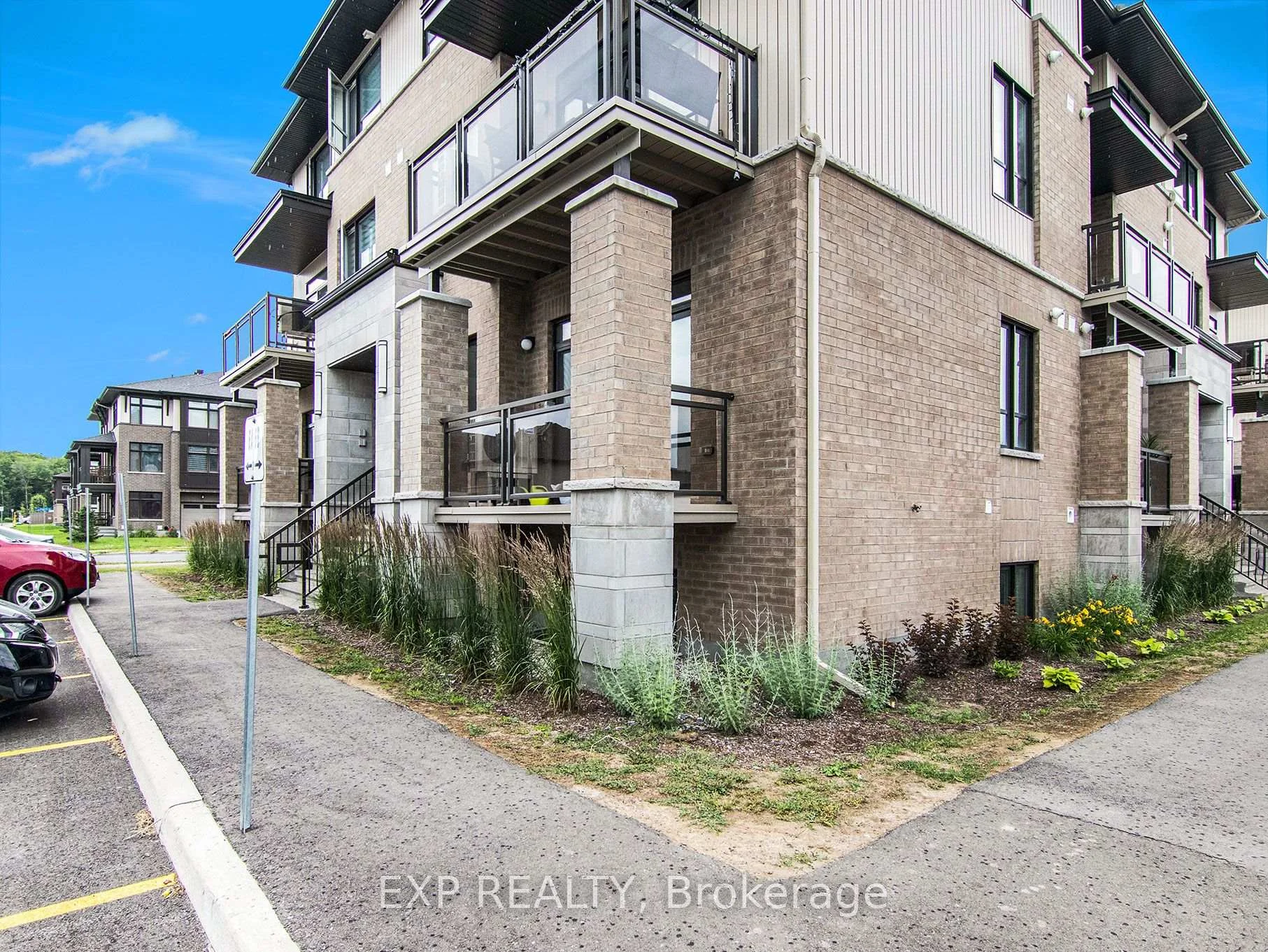 Photo 3 of 17 Carabiner Private, Ottawa, Mer Bleue/Bradley Estates/Anderson Park — HOMEH