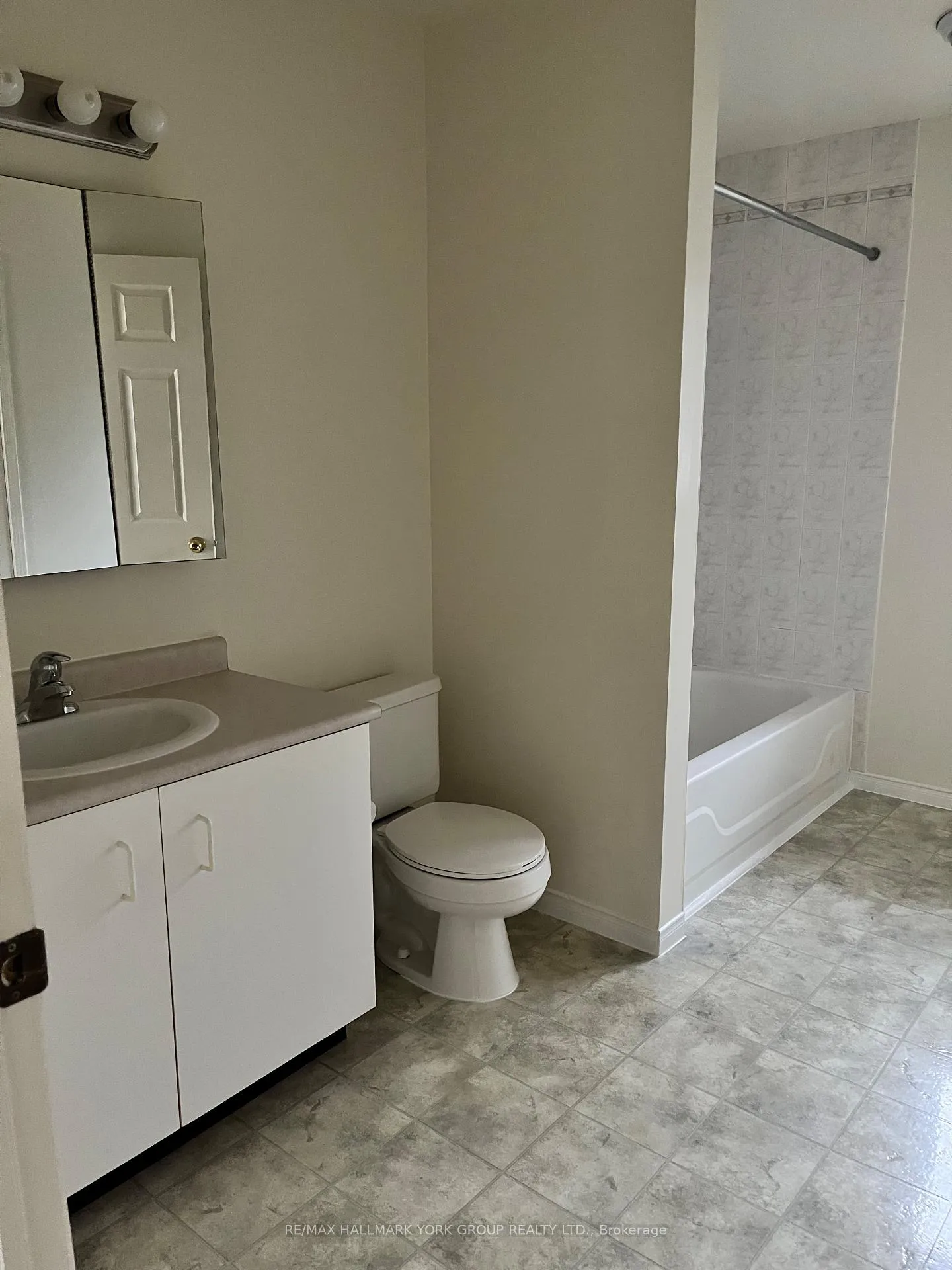 Photo 5 of Unit 34, 490 Veterans Drive, Barrie, Holly — HOMEH