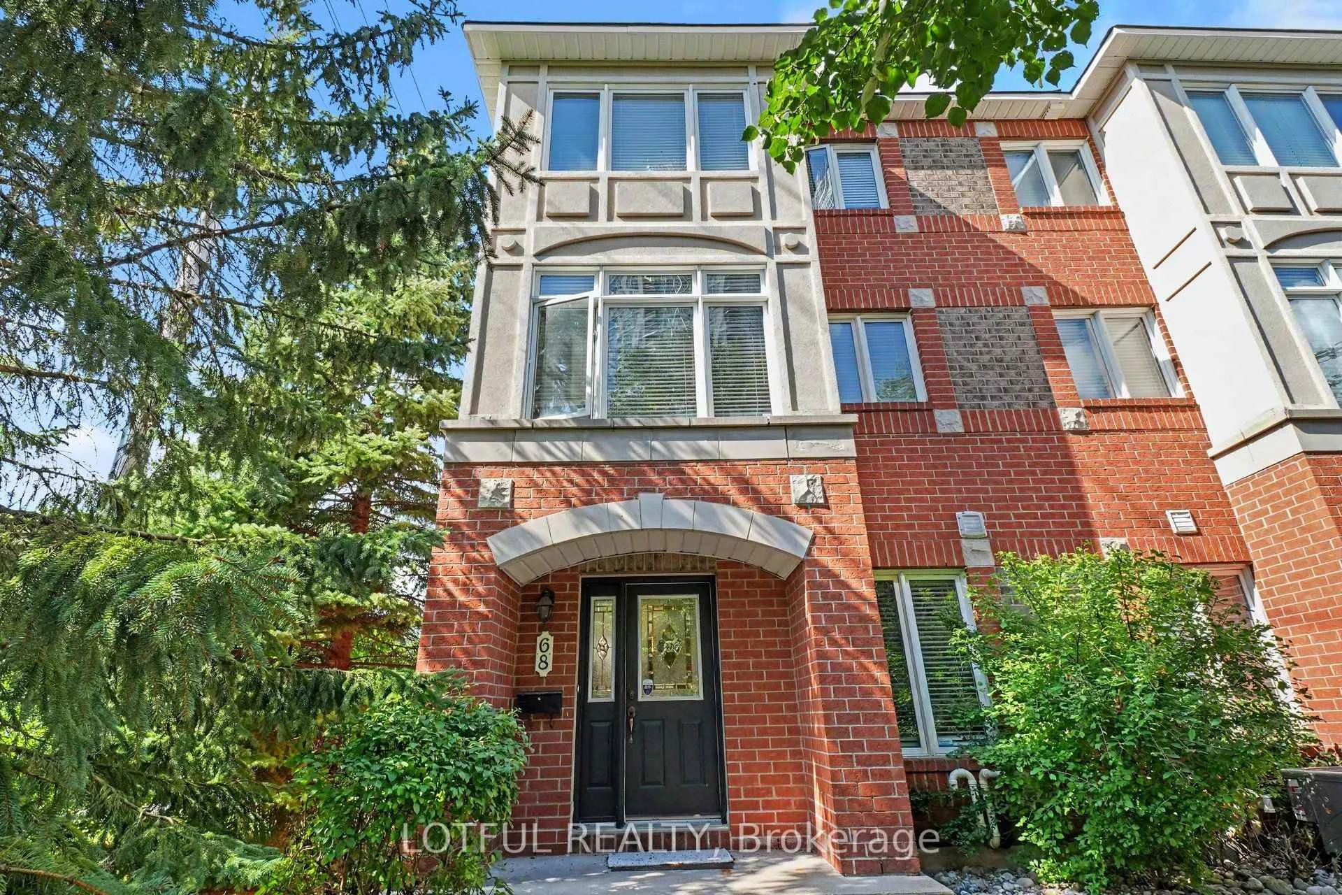 Front of 68 Metropole Private