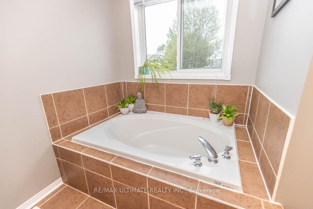 Photo 18 of 46 Beaumaris Crescent, Whitby, Brooklin — HOMEH