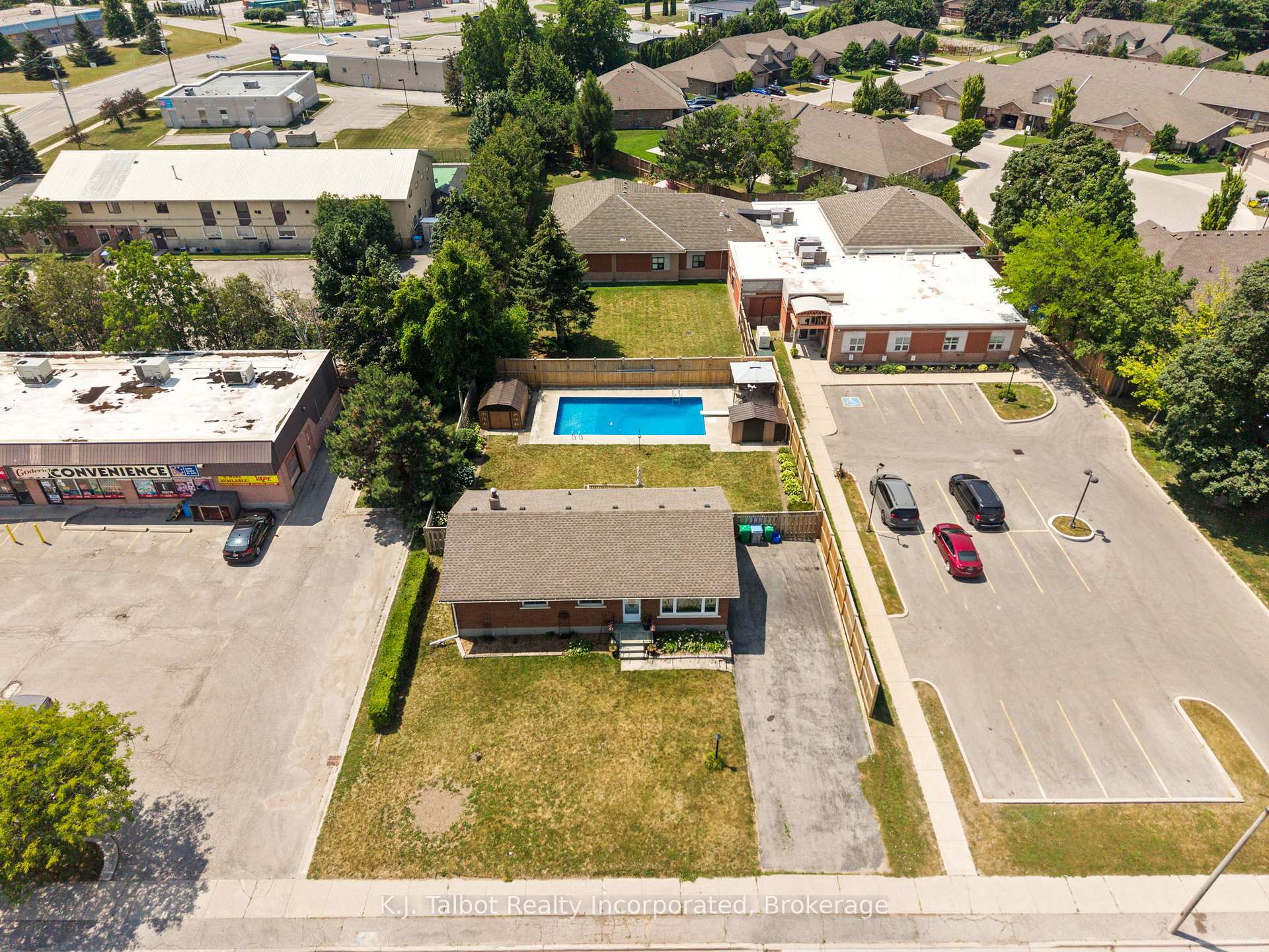 Photo 5 of 382 Huron Road, Goderich, Goderich (Town) — HOMEH