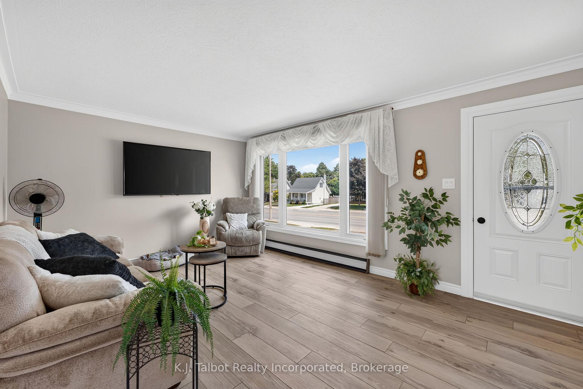 Photo 8 of 382 Huron Road, Goderich, Goderich (Town) — HOMEH
