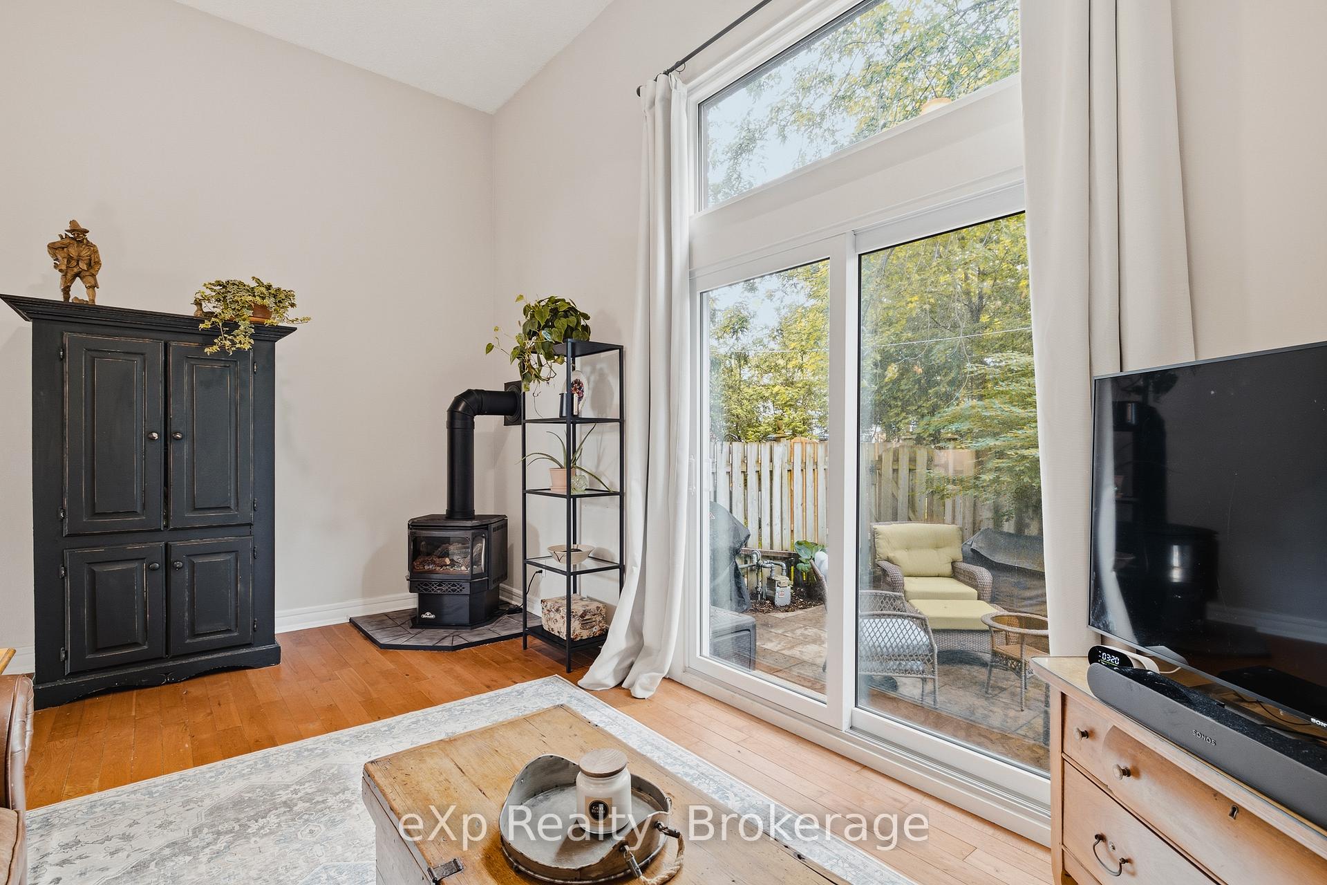 Photo 2 of Unit 4, 2 Worton Avenue, Guelph, Willow West/Sugarbush/West Acres — HOMEH