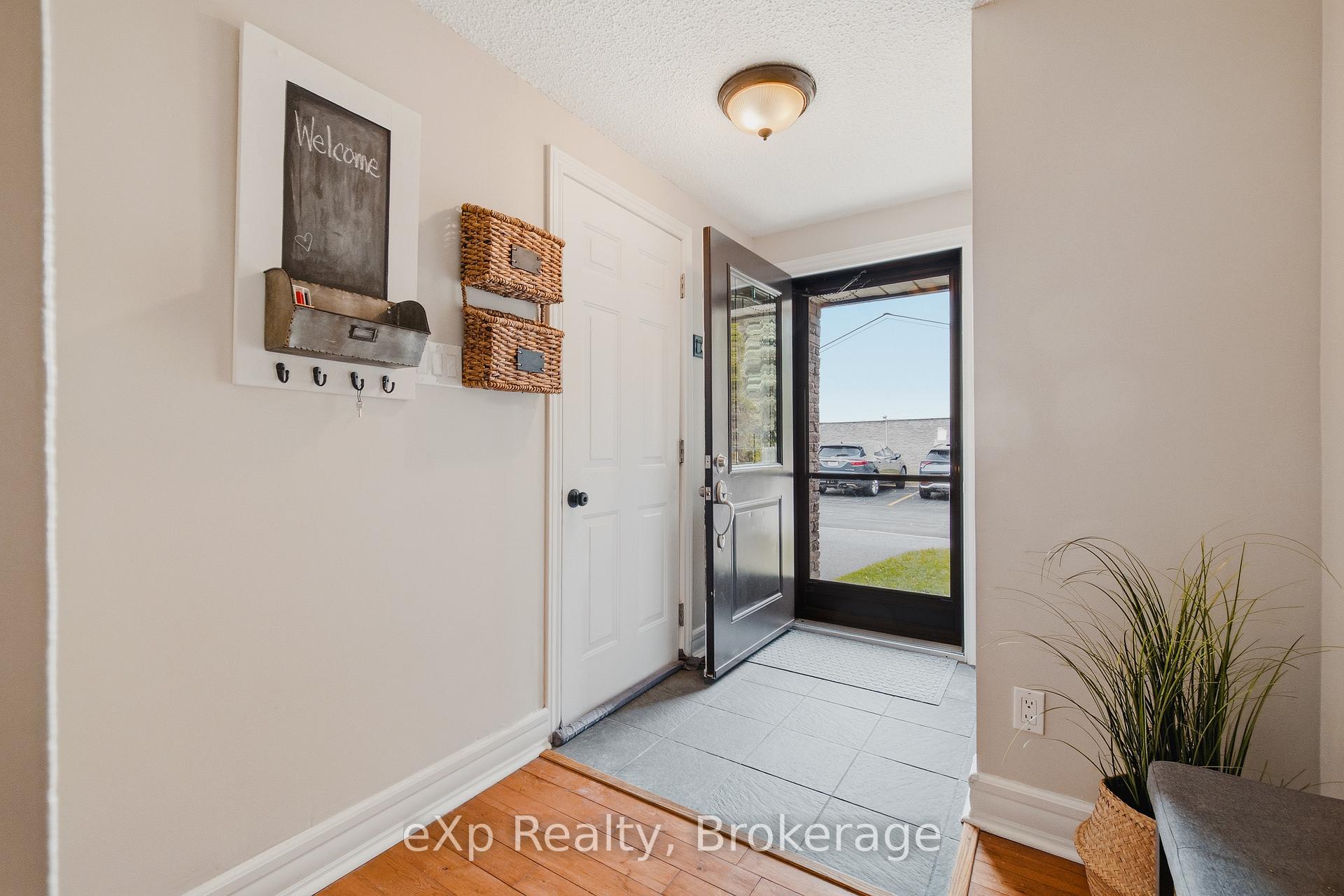 Photo 3 of Unit 4, 2 Worton Avenue, Guelph, Willow West/Sugarbush/West Acres — HOMEH
