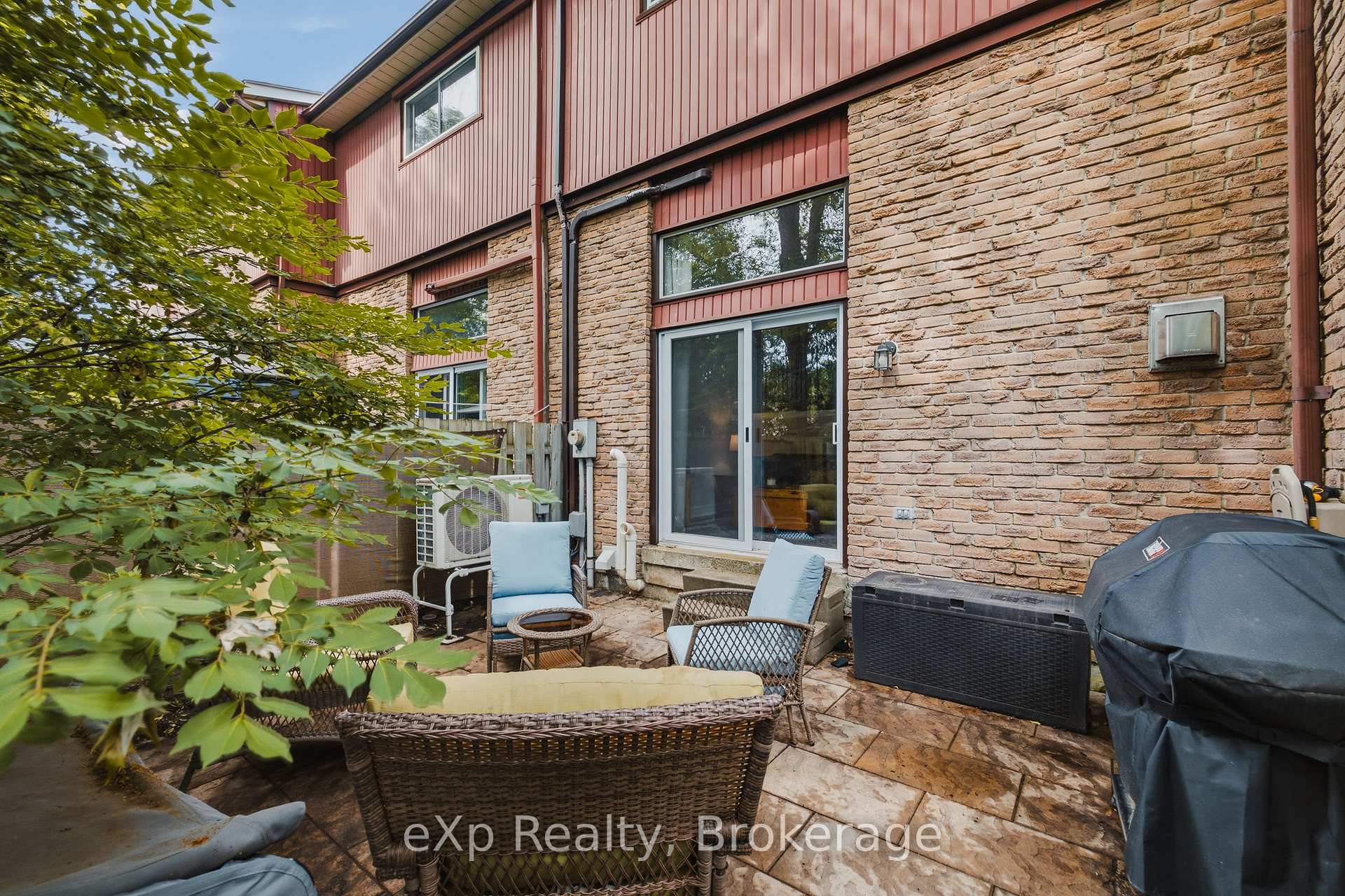 Photo 7 of Unit 4, 2 Worton Avenue, Guelph, Willow West/Sugarbush/West Acres — HOMEH