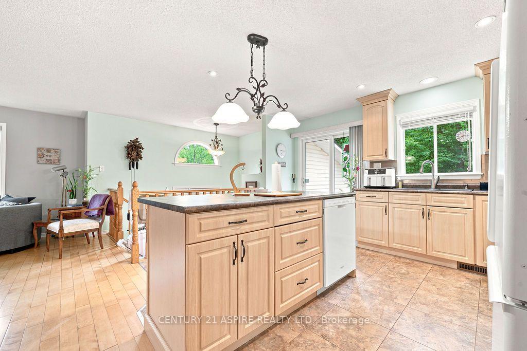 Photo 13 of 23 Cardinal Crescent, Petawawa, Petawawa — HOMEH