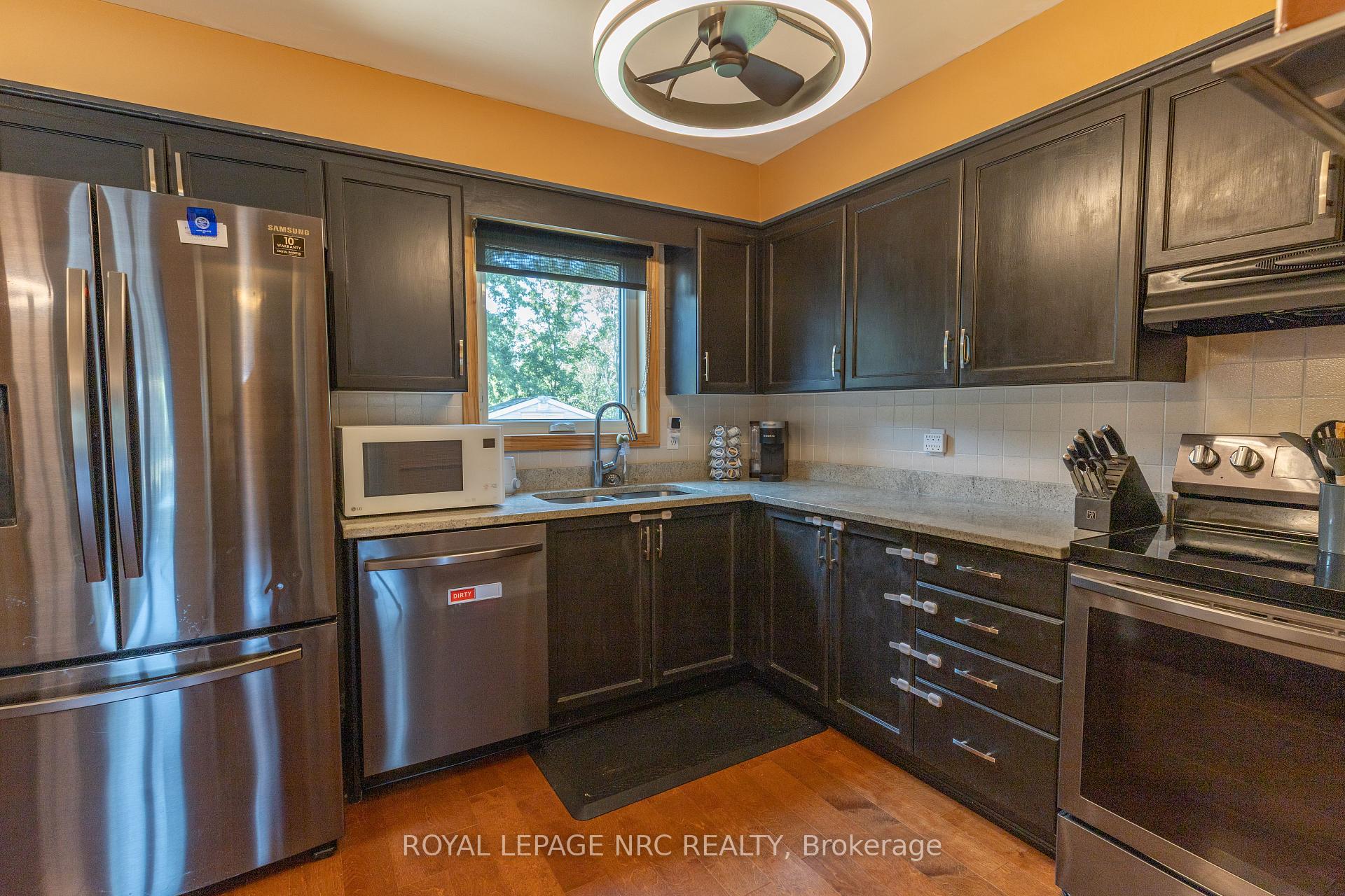 Photo 8 of 215 Windsor Street, Welland, Broadway — HOMEH