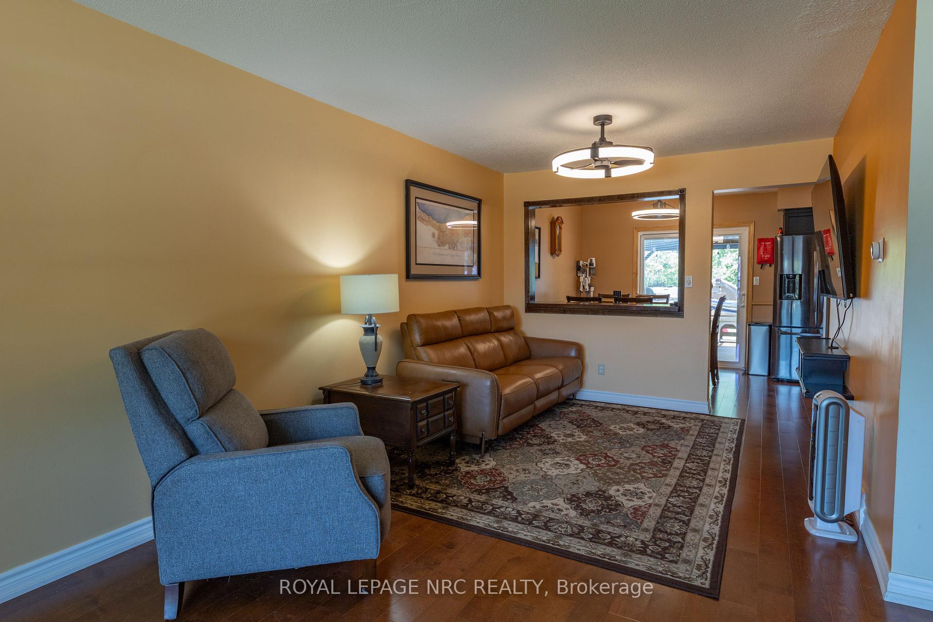 Photo 9 of 215 Windsor Street, Welland, Broadway — HOMEH