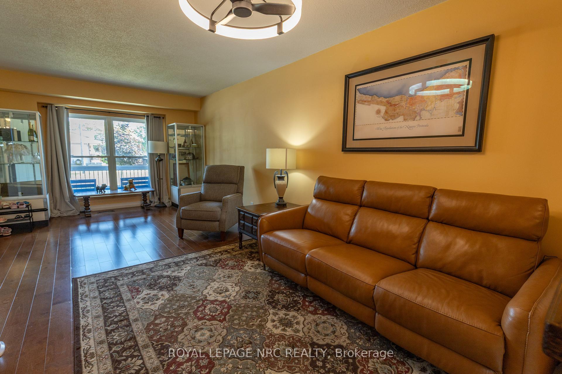 Photo 11 of 215 Windsor Street, Welland, Broadway — HOMEH