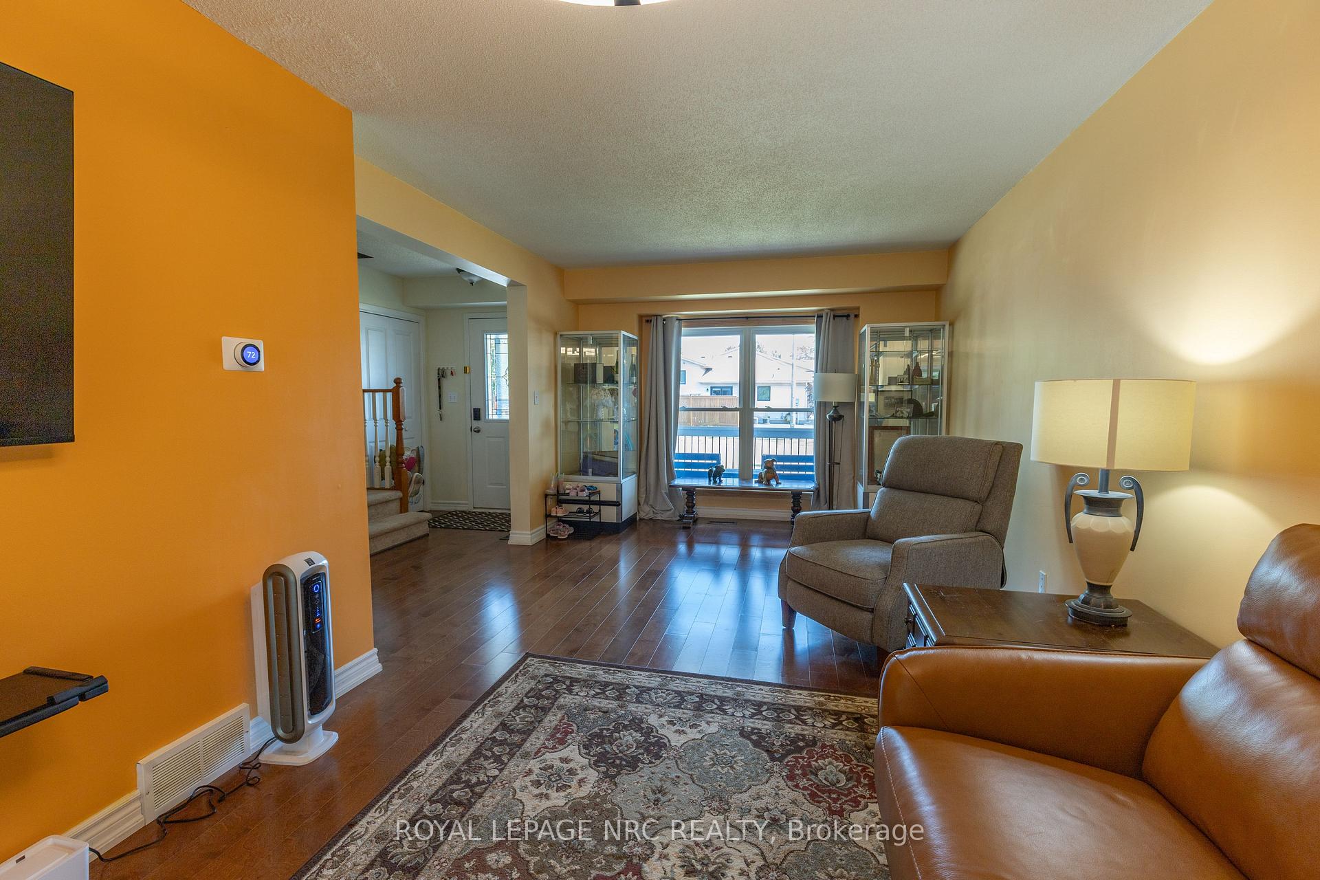Photo 12 of 215 Windsor Street, Welland, Broadway — HOMEH