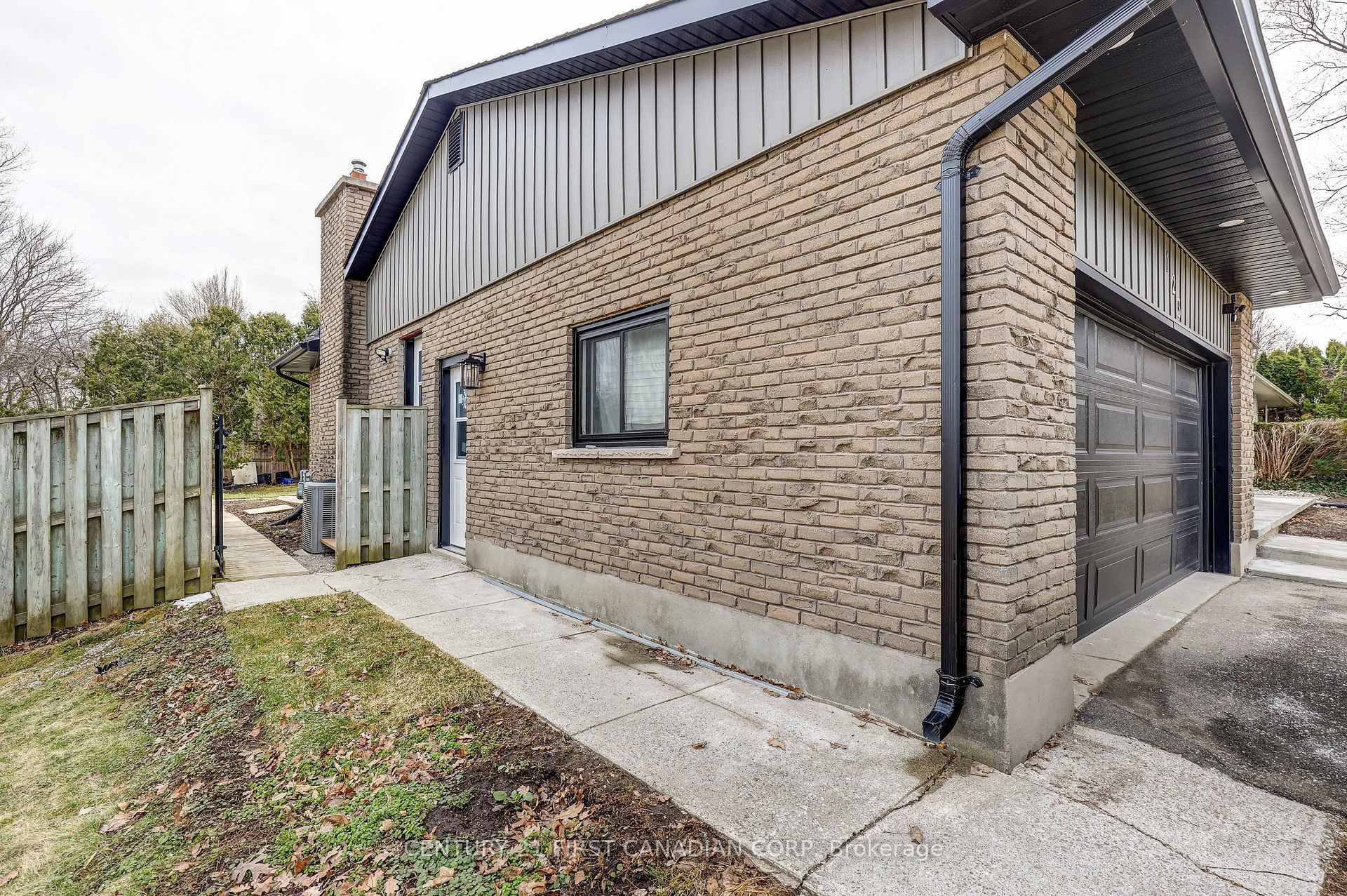 Photo 9 of 123 Hillsmount Crescent, London, South M — HOMEH