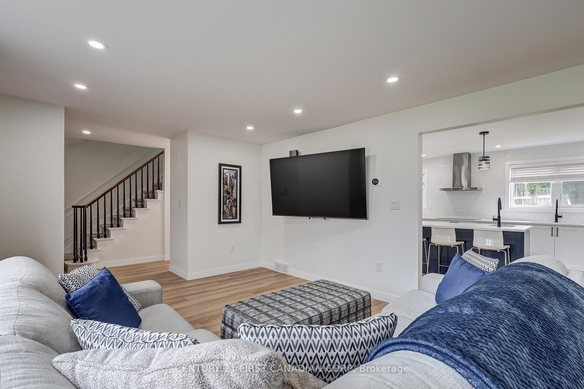 Photo 11 of 123 Hillsmount Crescent, London, South M — HOMEH