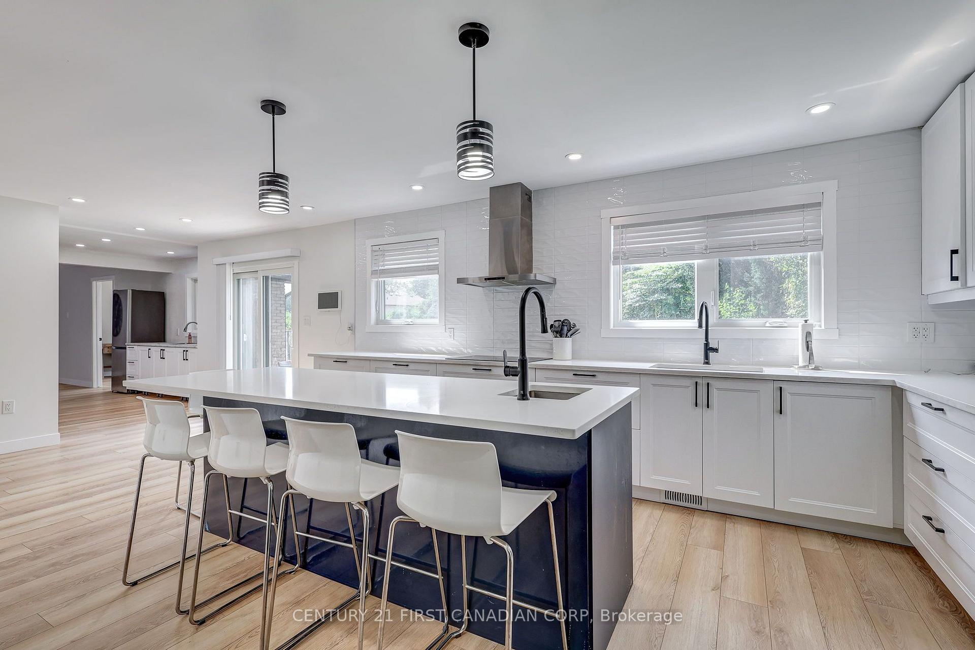 Photo 17 of 123 Hillsmount Crescent, London, South M — HOMEH