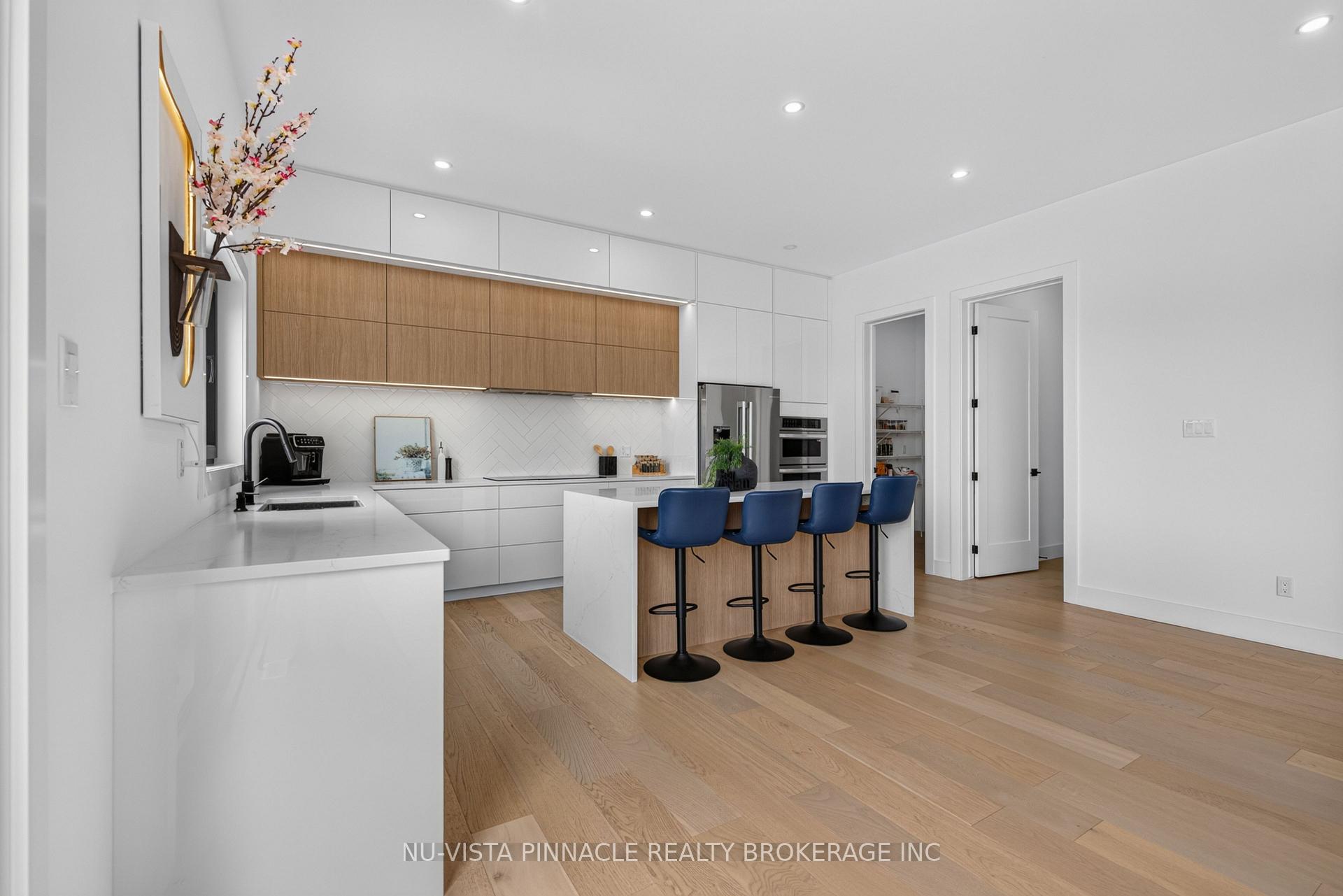 Photo 10 of 7517 Silvercreek Crescent, London, South V — HOMEH